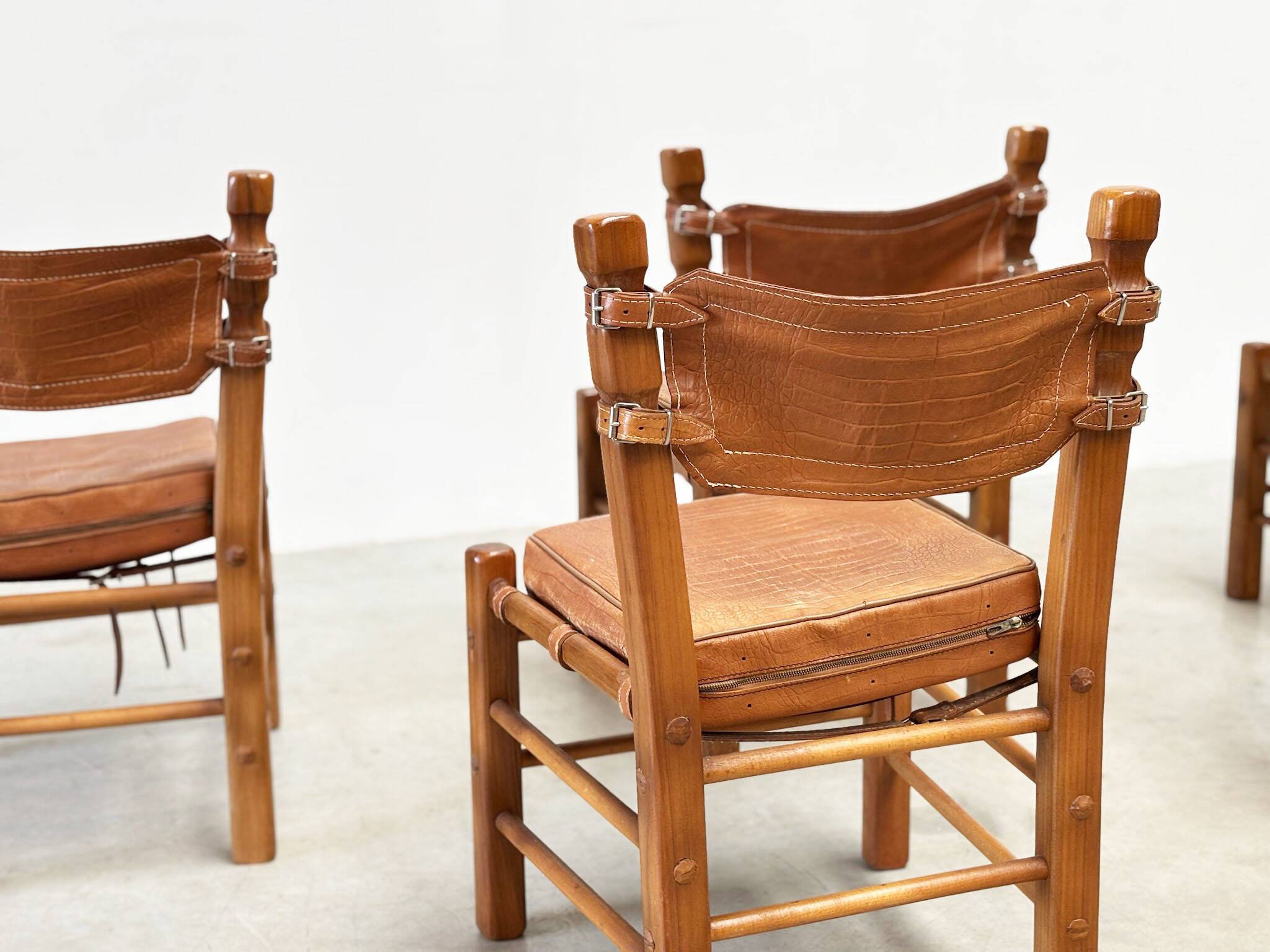 Ensemble de six chaises de salle à manger en cuir brutalistes