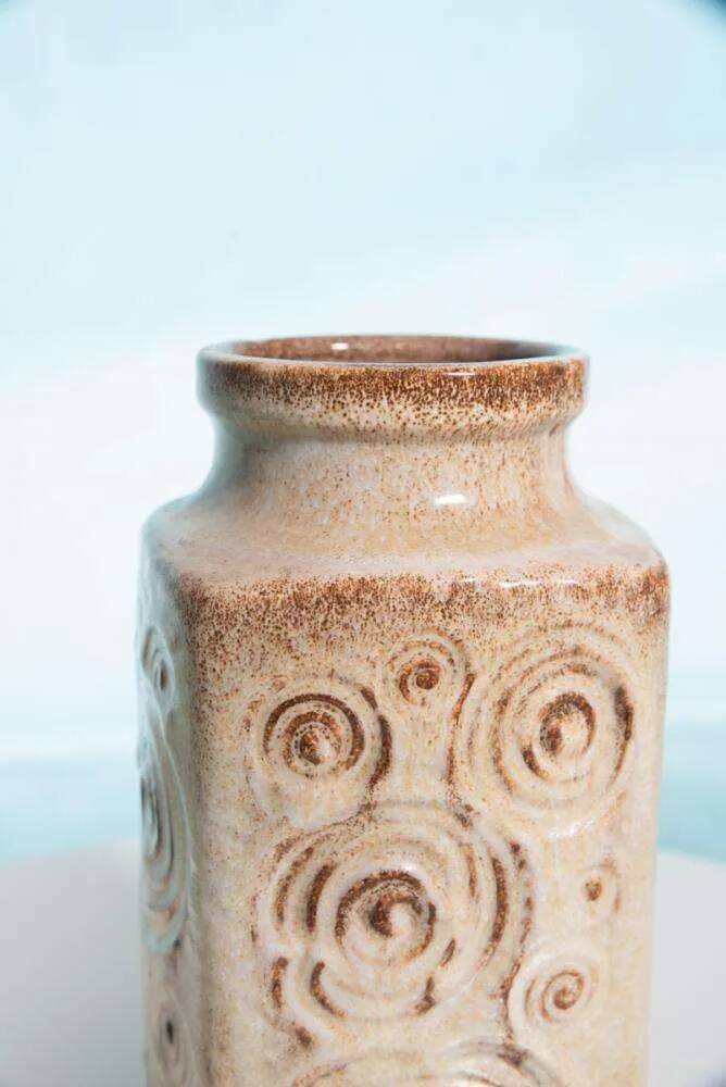 Vintage 'uienvaas' from West Germany, retro fat lava flower vase from the 1960s.
