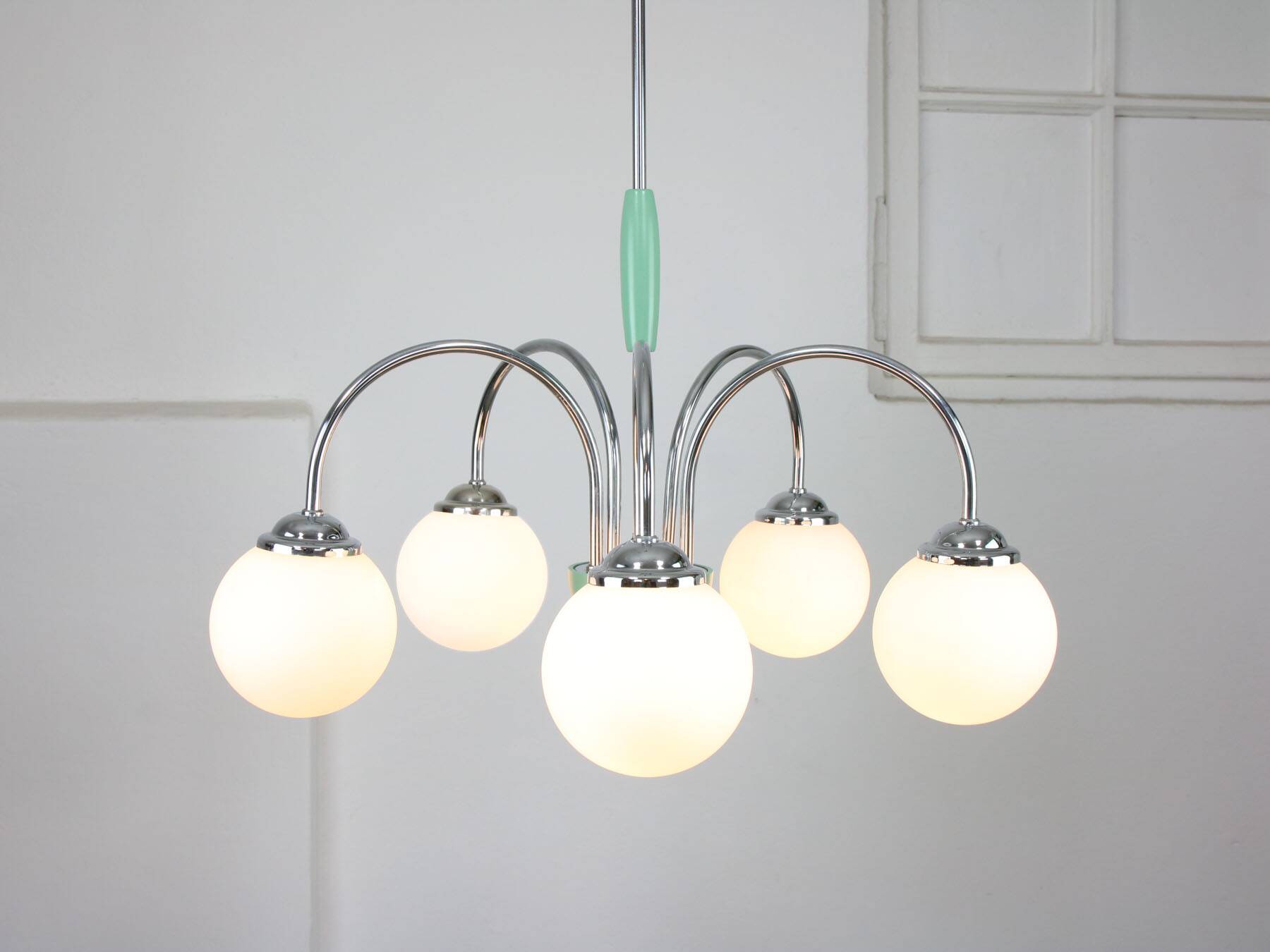 Lustre italien en chrome et opalin du milieu du siècle