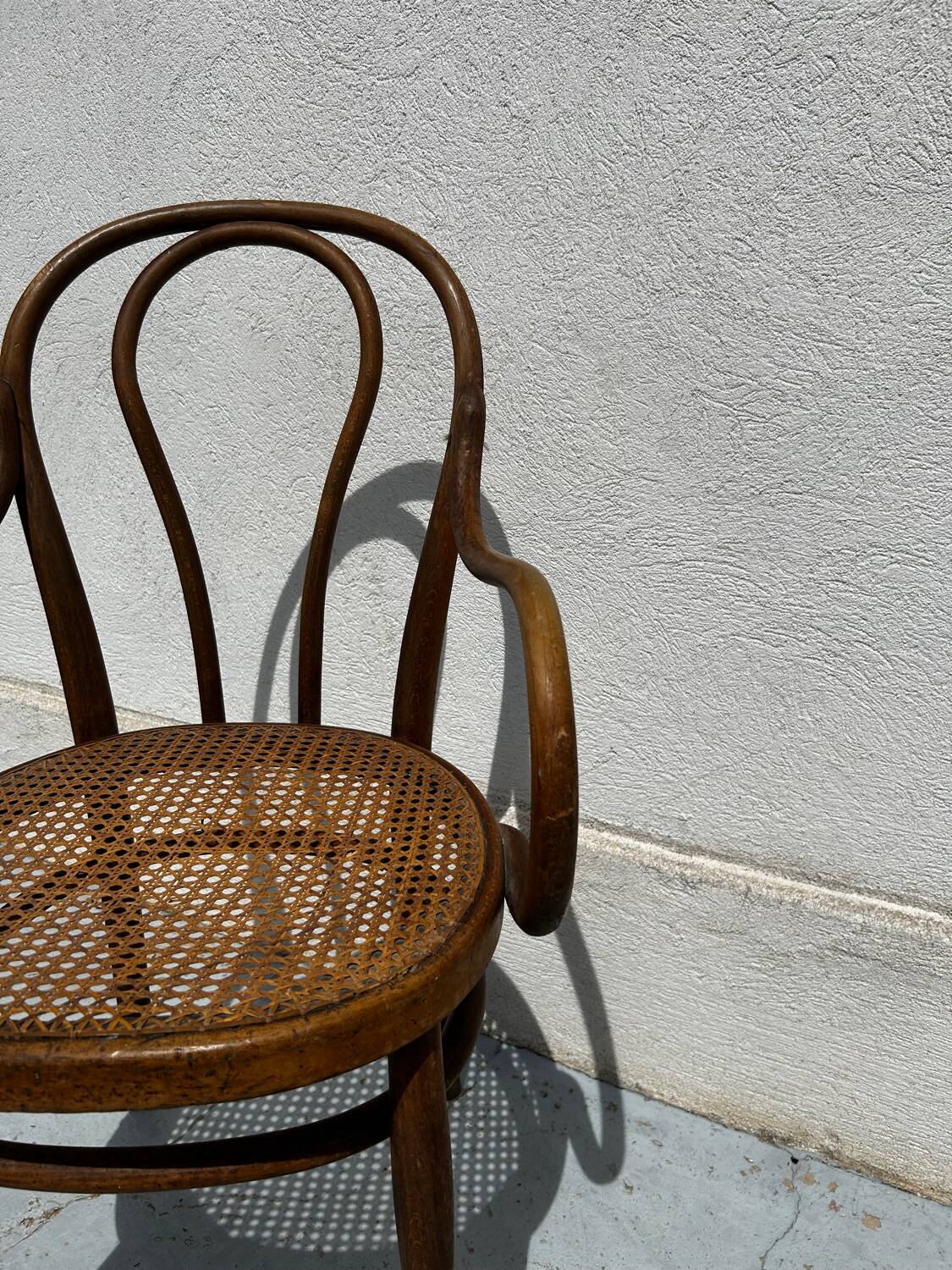 Fauteuil Thonet bois courbé et cannage – modèle bistrot