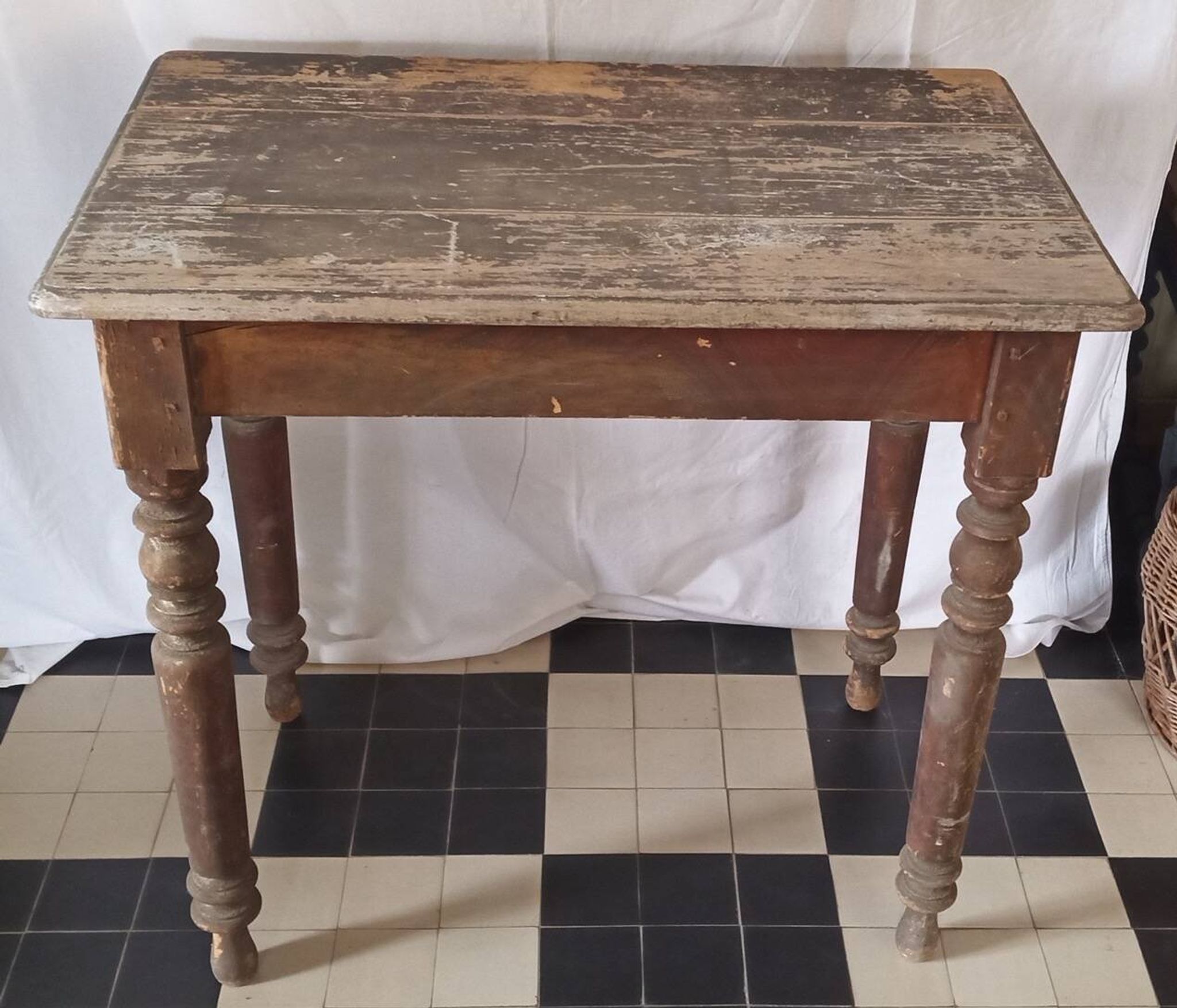 Table with turned legs