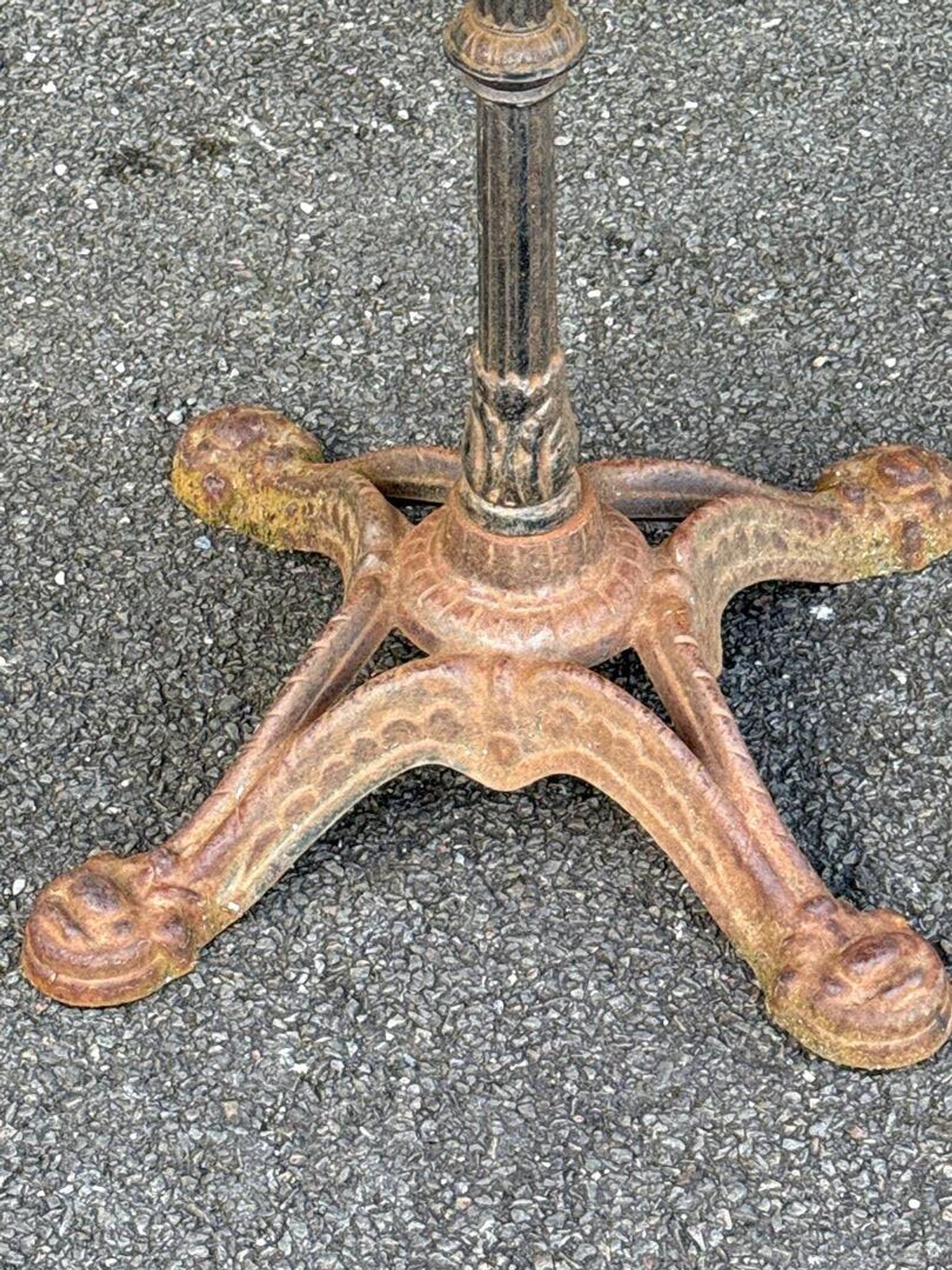 Bistro table – Vintage – Furniture – Cast iron base