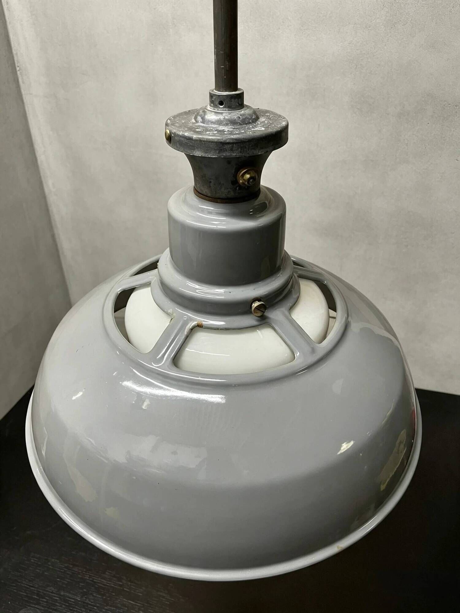 Luminaires en émail de grande taille des années 1930 avec diffuseurs en opaline par Benjamin