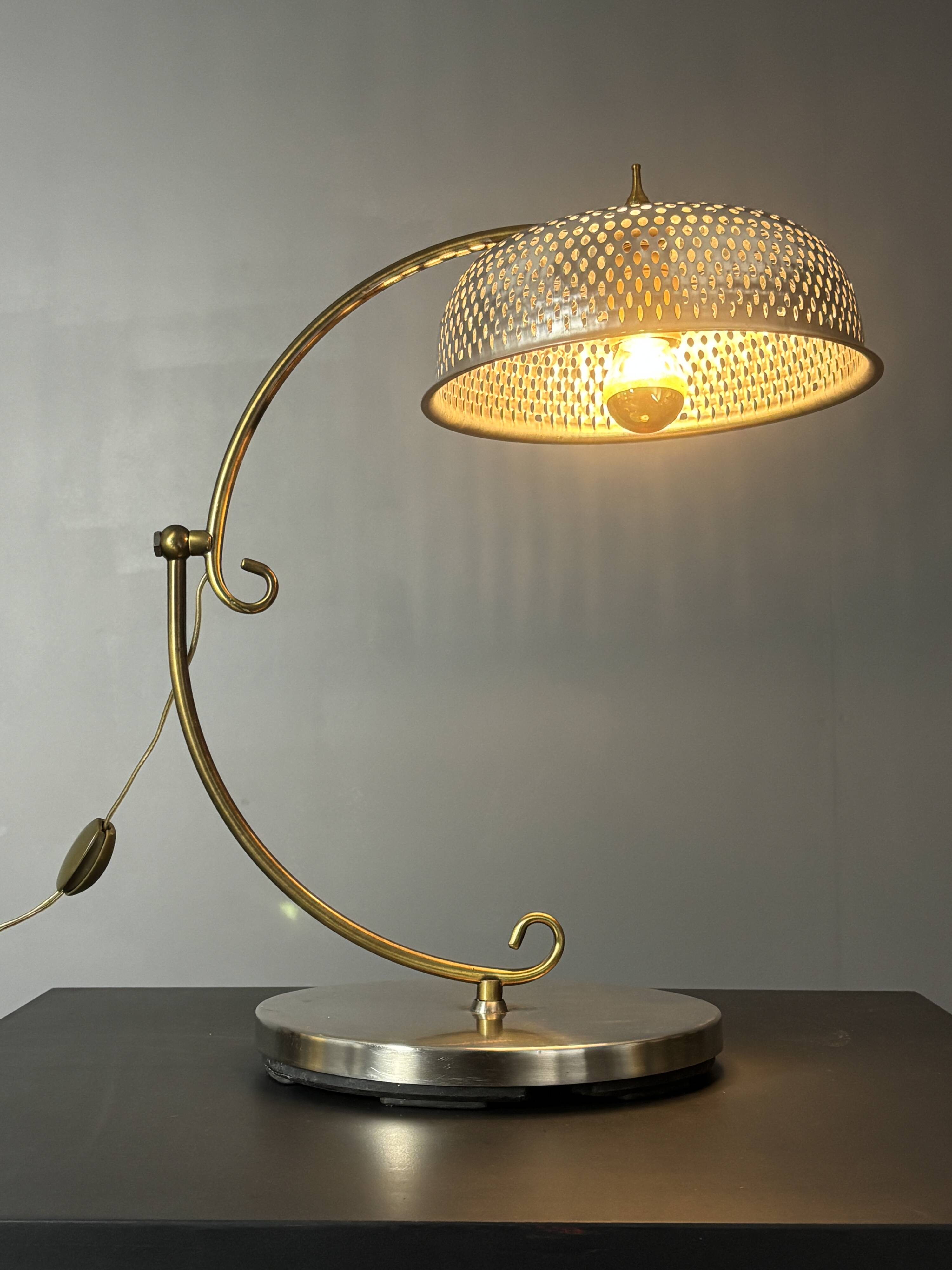 Lampe de table sculpturale ajustable des années 1960 avec abat-jour perforé.