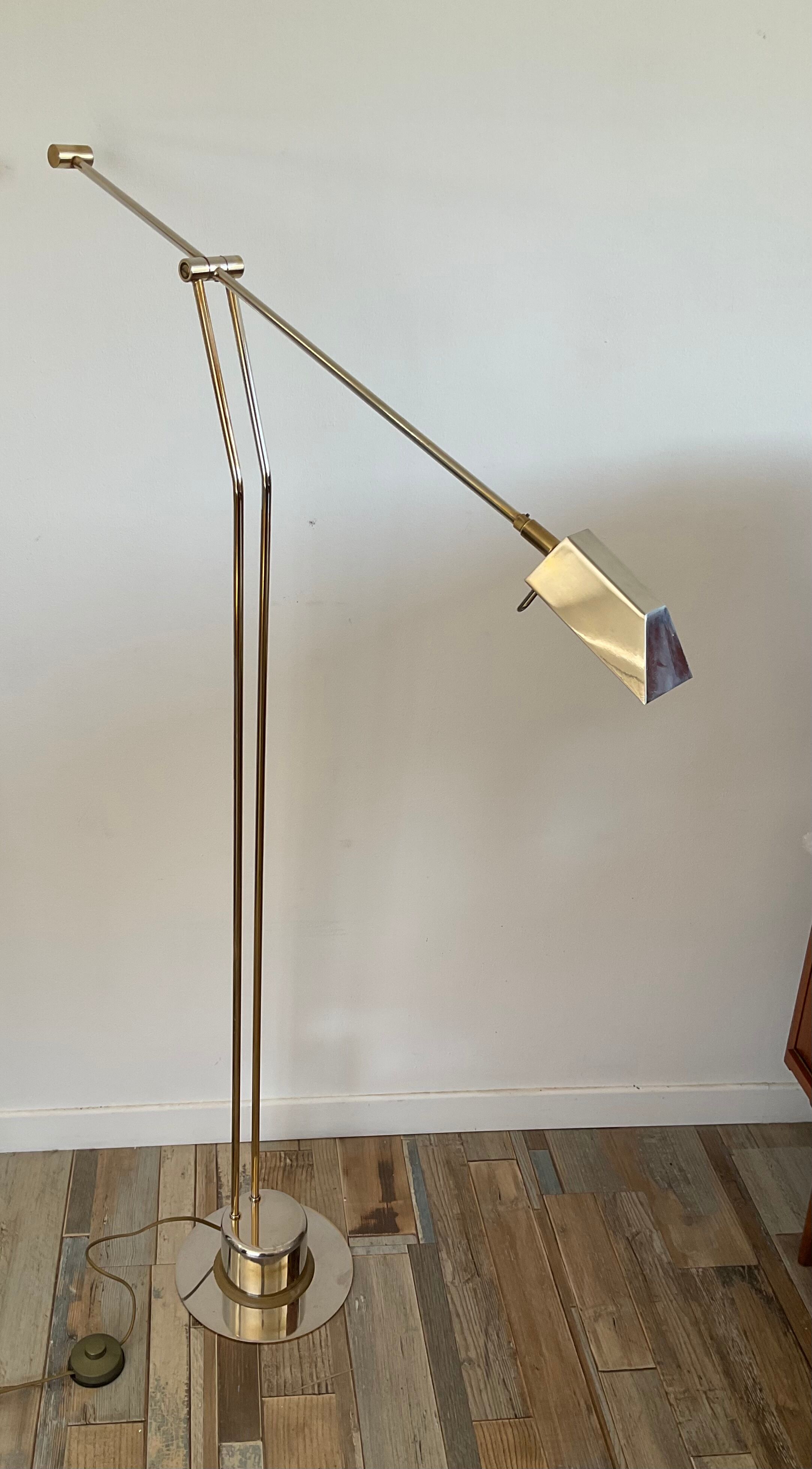 Deknudt e-reader floor lamp from the 70s in brass
