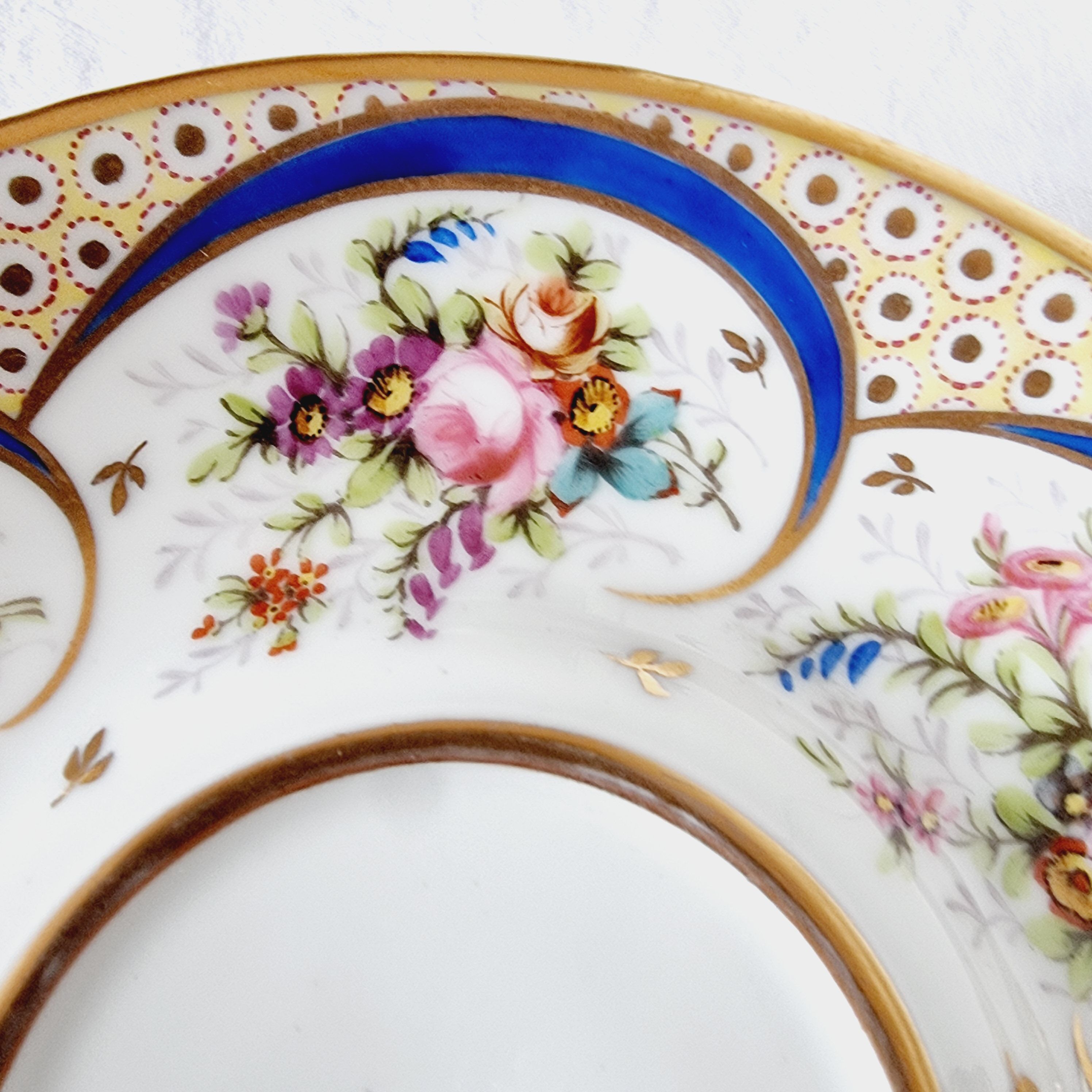 Tasse et soucoupe en porcelaine reproduction de sèvres décorées à la main par m.carpezat pour limoge