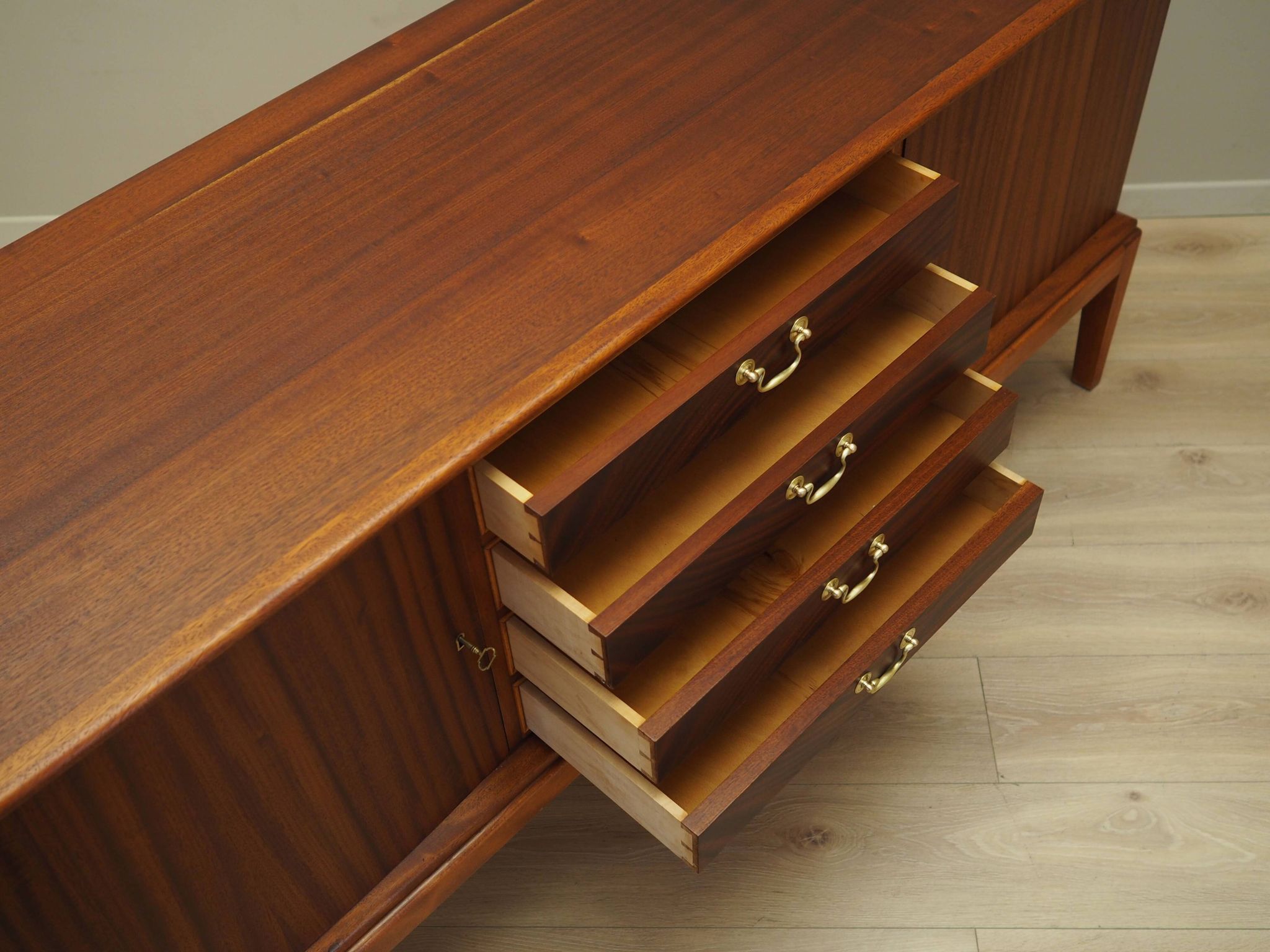 Enfilade en acajou, design danois, années 1970, production : Danemark