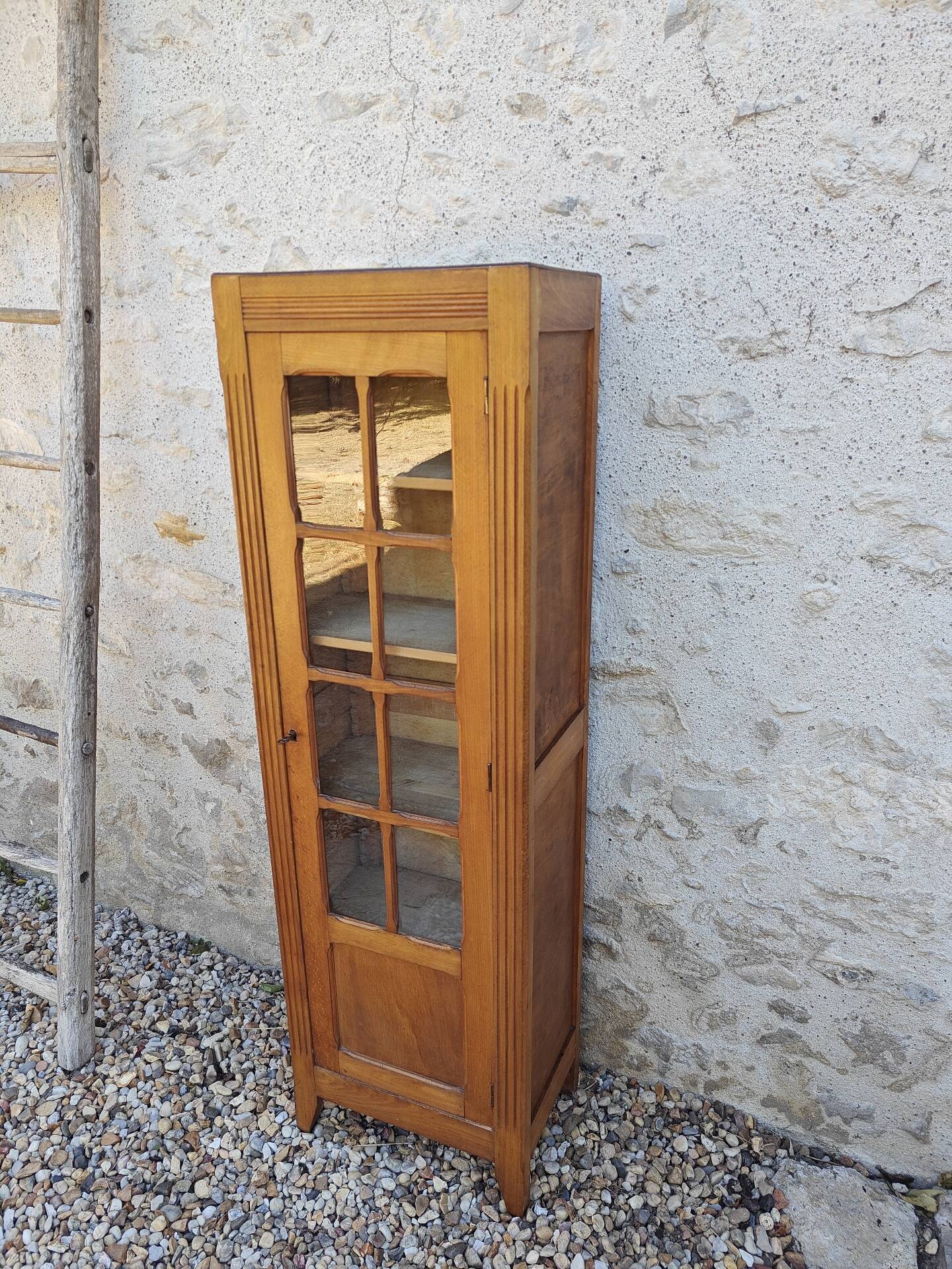 Showcase an old door, small bookshelf.