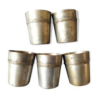Set of 5 art-deco liquor cups in silver metal