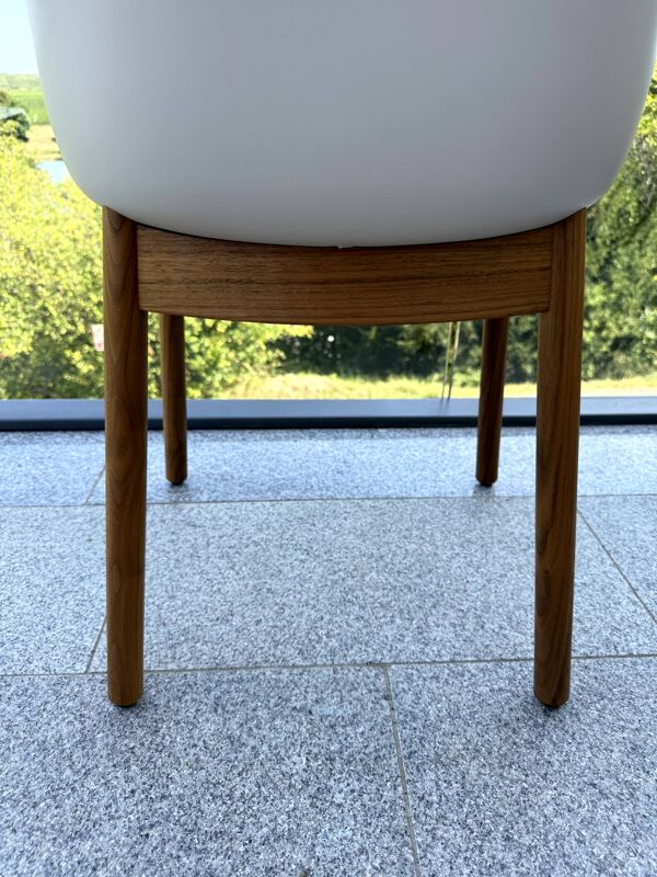 Chaise scandinave “style Elefy”, coque blanche & pieds bois – comme neuve