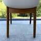 Chaise scandinave “style Elefy”, coque blanche & pieds bois – comme neuve
