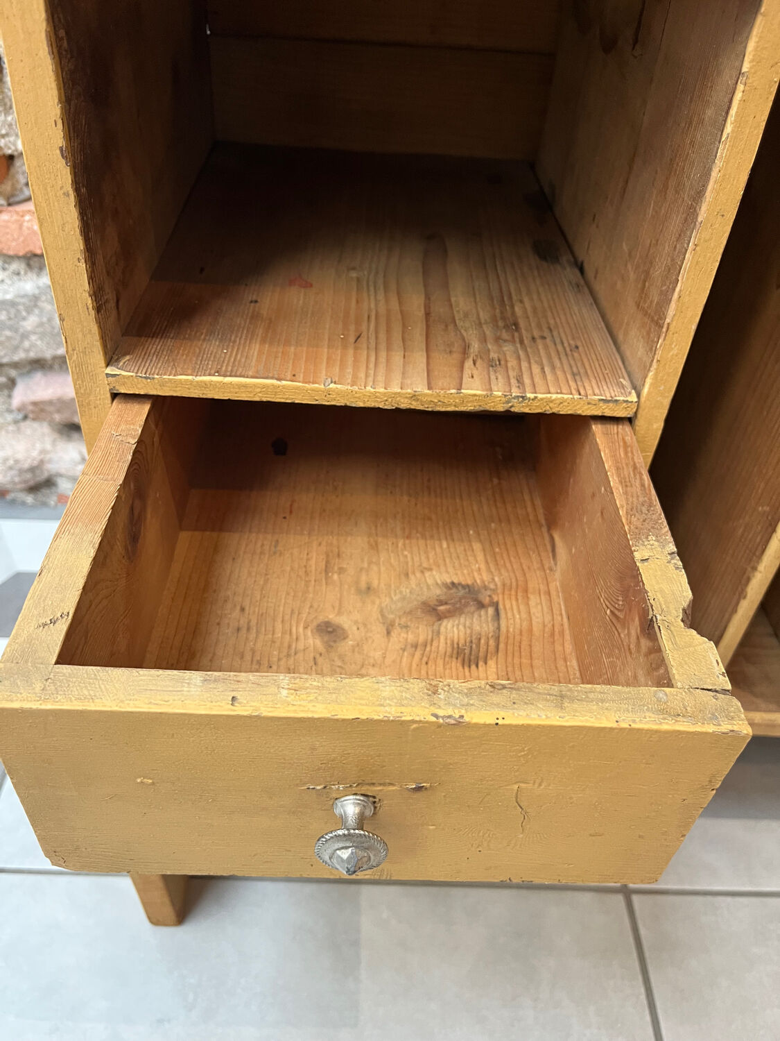 Tradesman's cabinet with sorting compartments and drawers