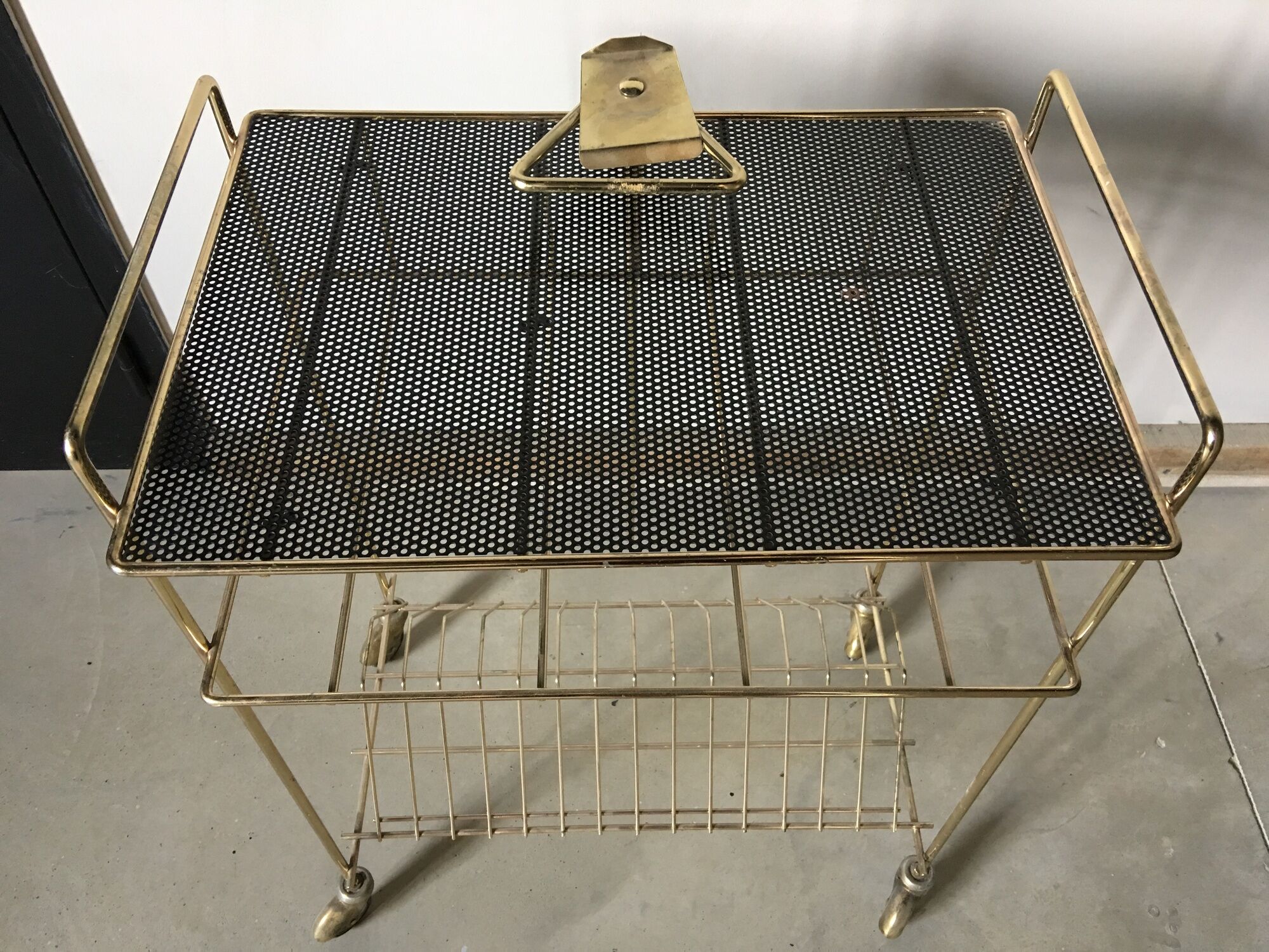 Desserte à musique, porte-vinyles, laiton et métal perforé 1950, 60