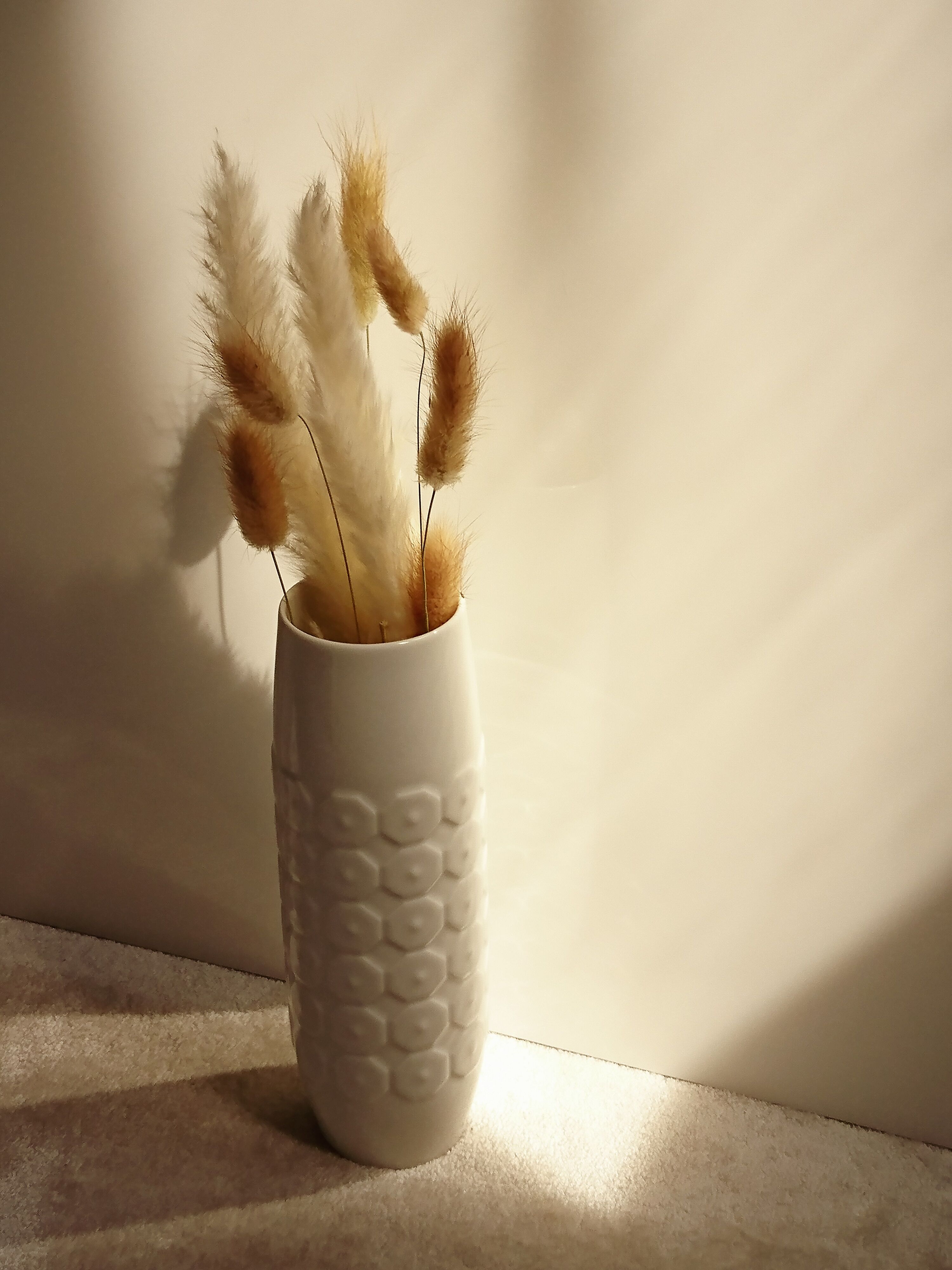 Porcelain vase Hutschenreuther Hohenberg Germany white.