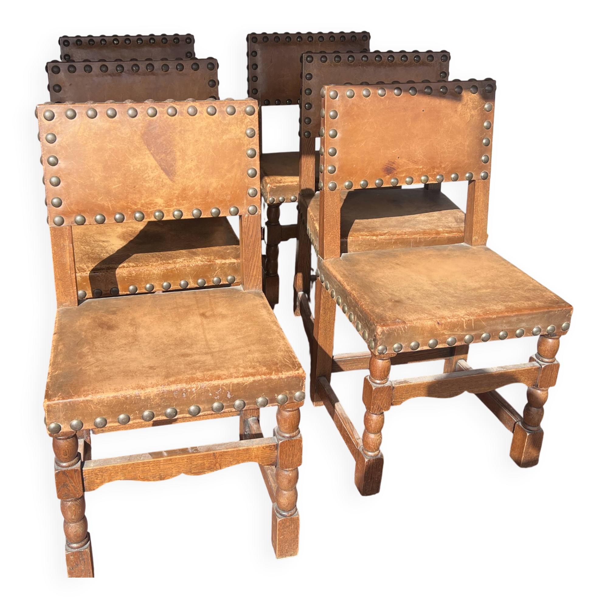 Suite de six chaises de style Renaissance en chene XX siècle