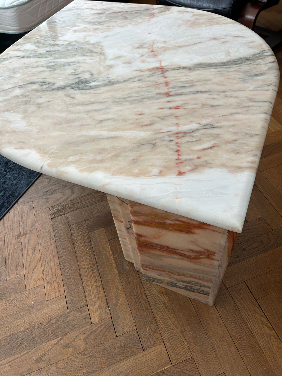 Table basse en marbre design goutte d’eau année 70