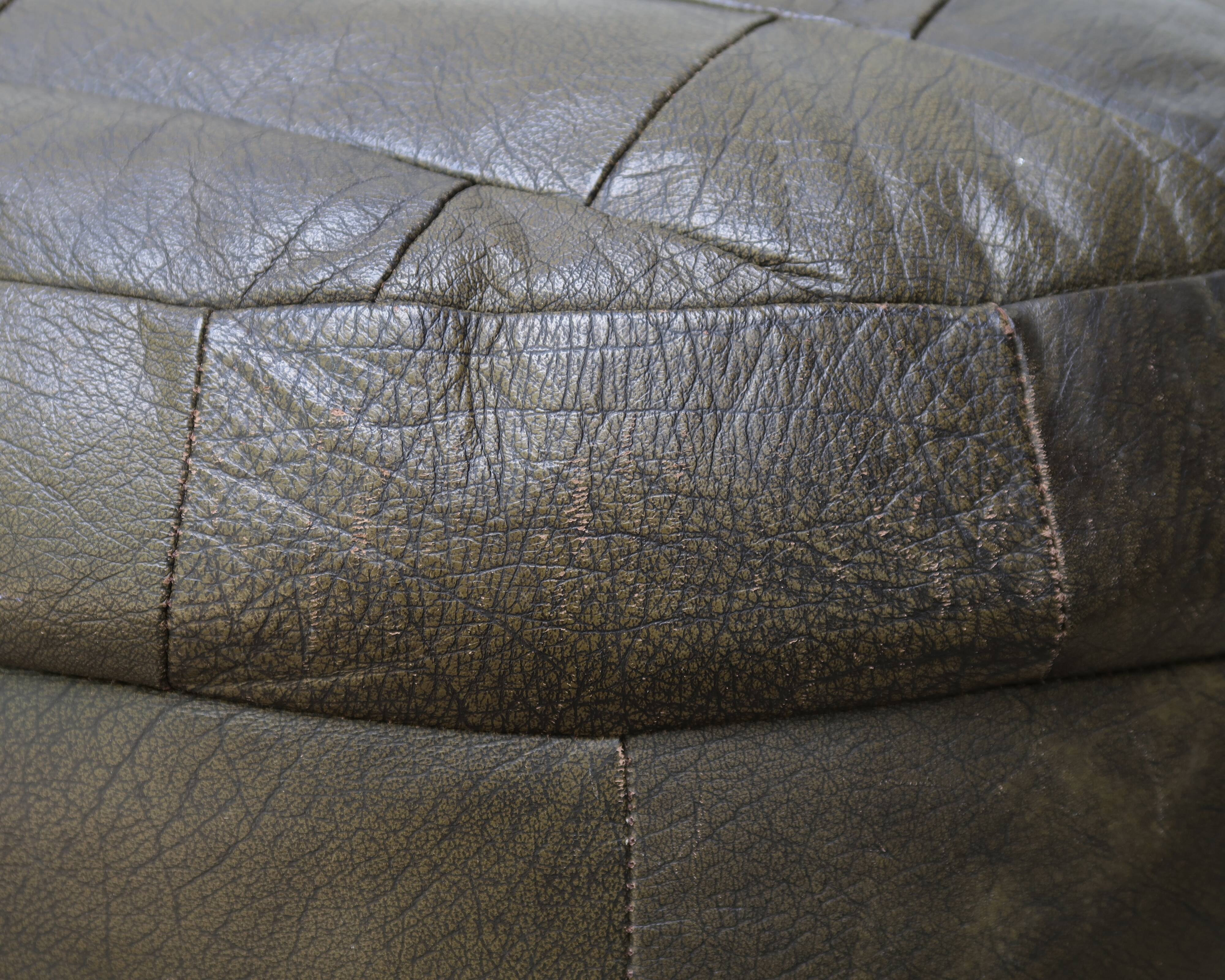 Round De Sede pouf in brown leather patchwork, 1970s.