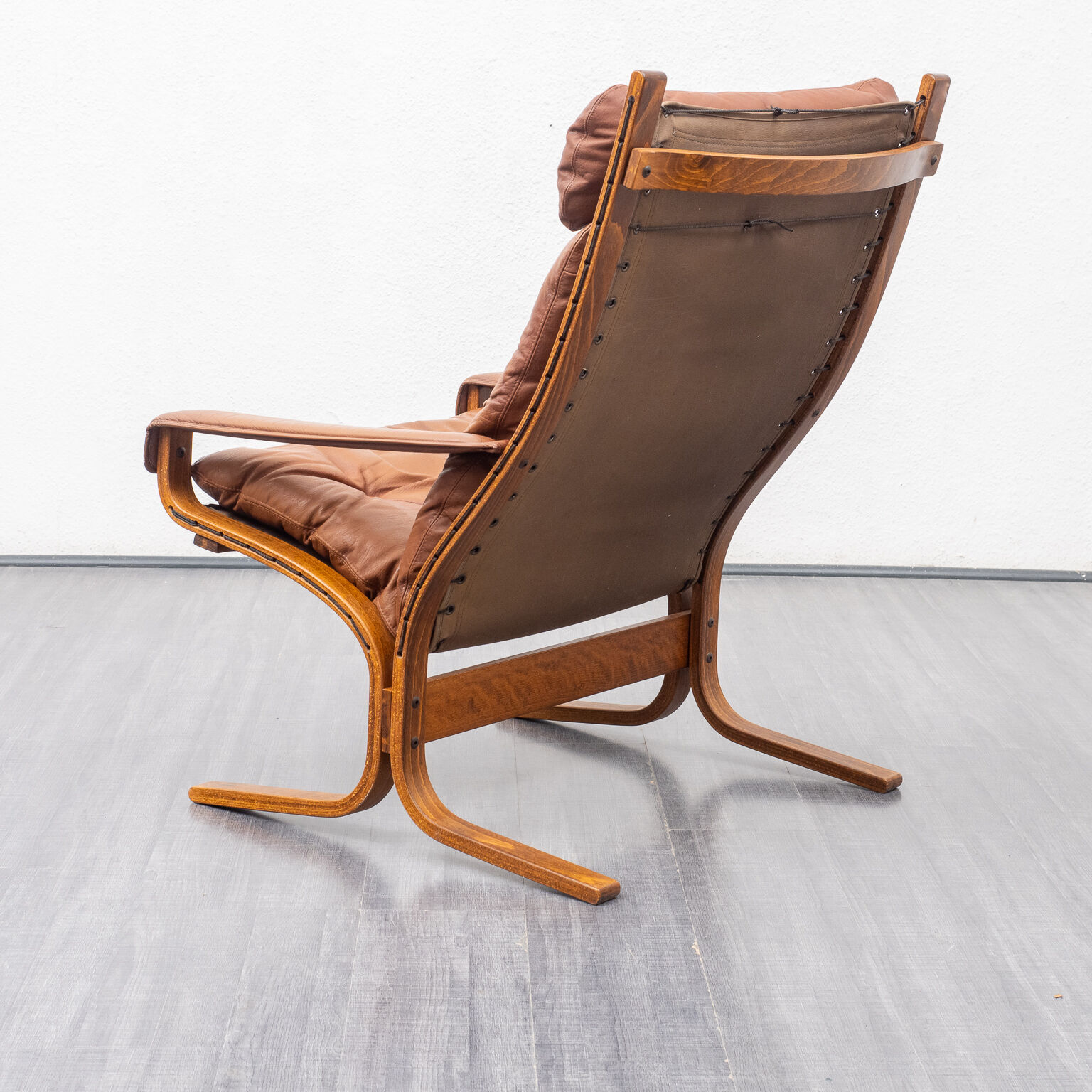 Fauteuil scandinave, cuir et bois