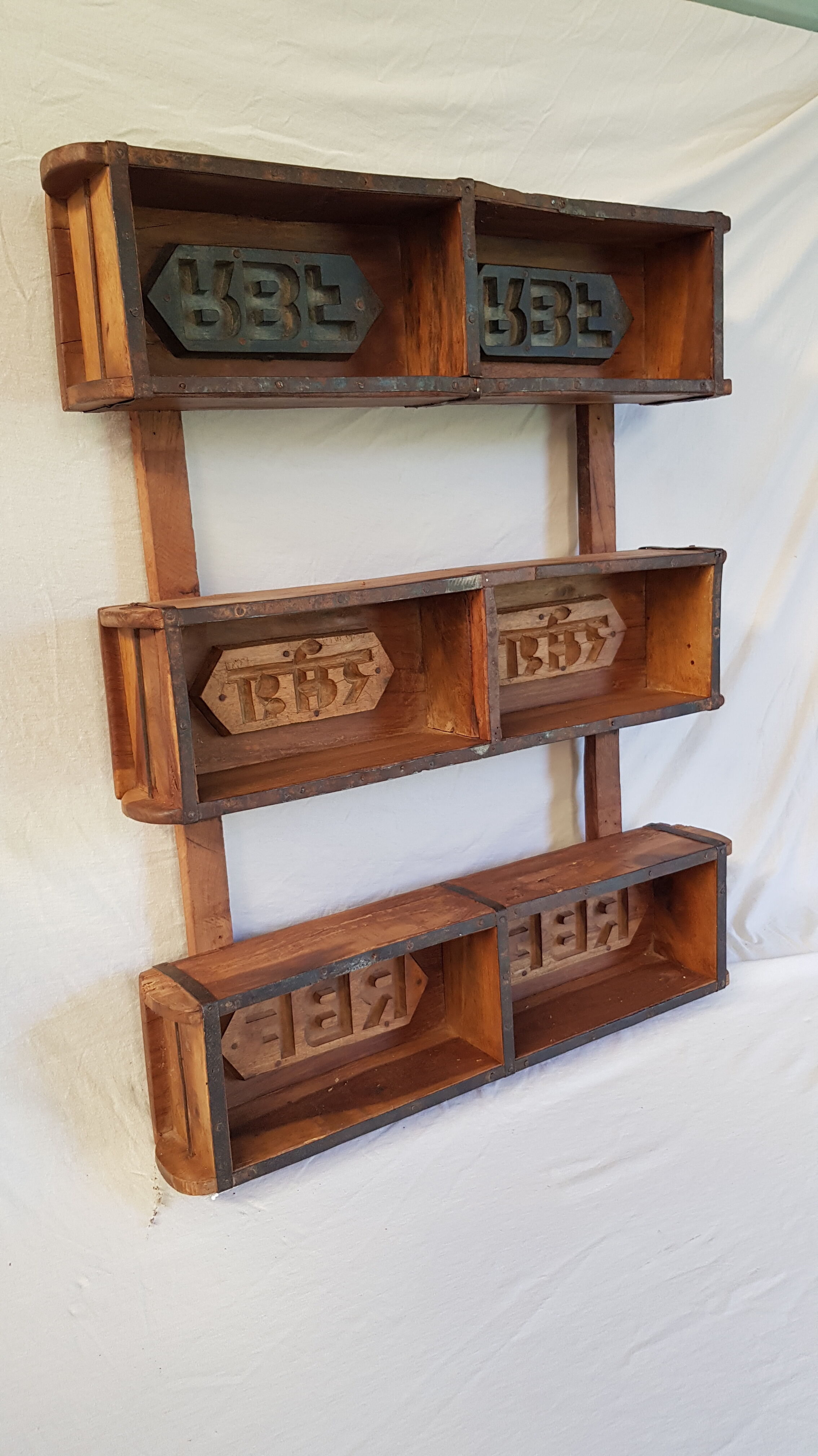 Etagère murale moules à briques en bois