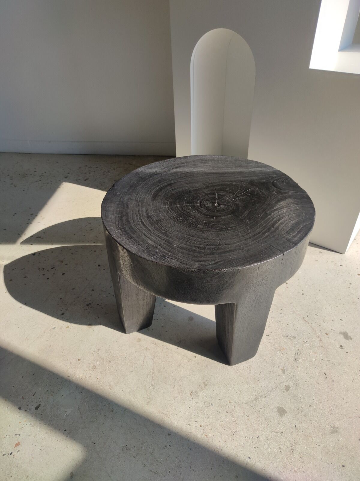 Quadripod coffee table in black monoxyl solid wood