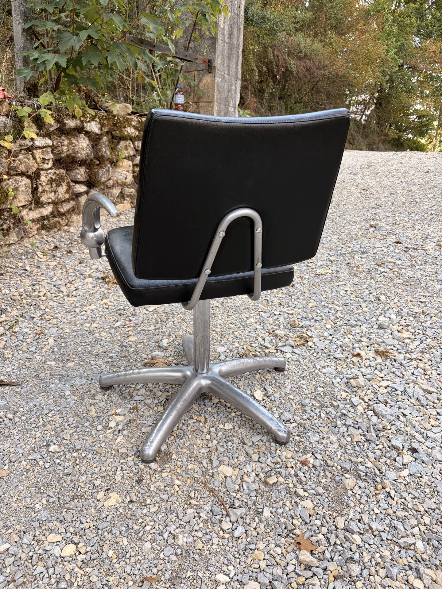 Futuristic 90s style hairdresser's chair