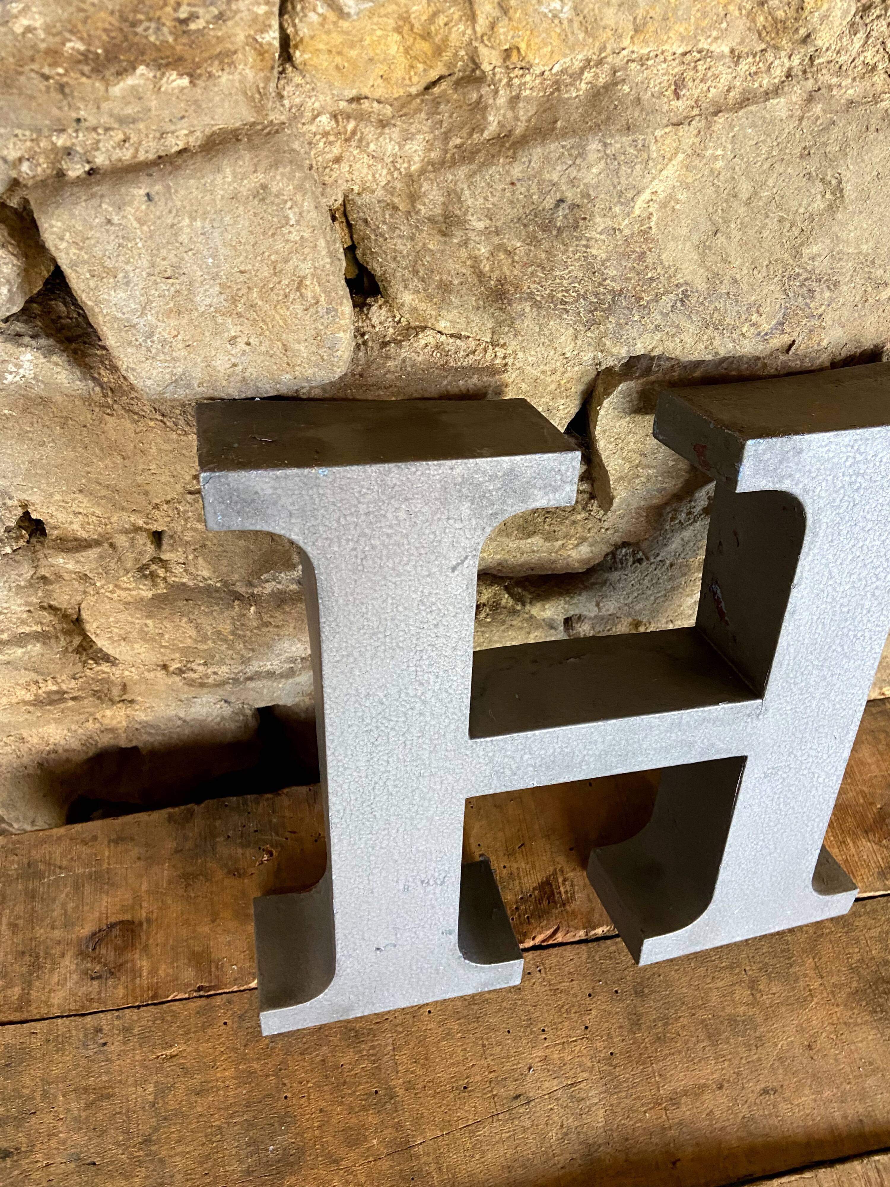 Letter metal H