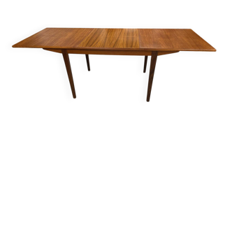 Large extendable Scandinavian table in vintage teak from the 1970s.