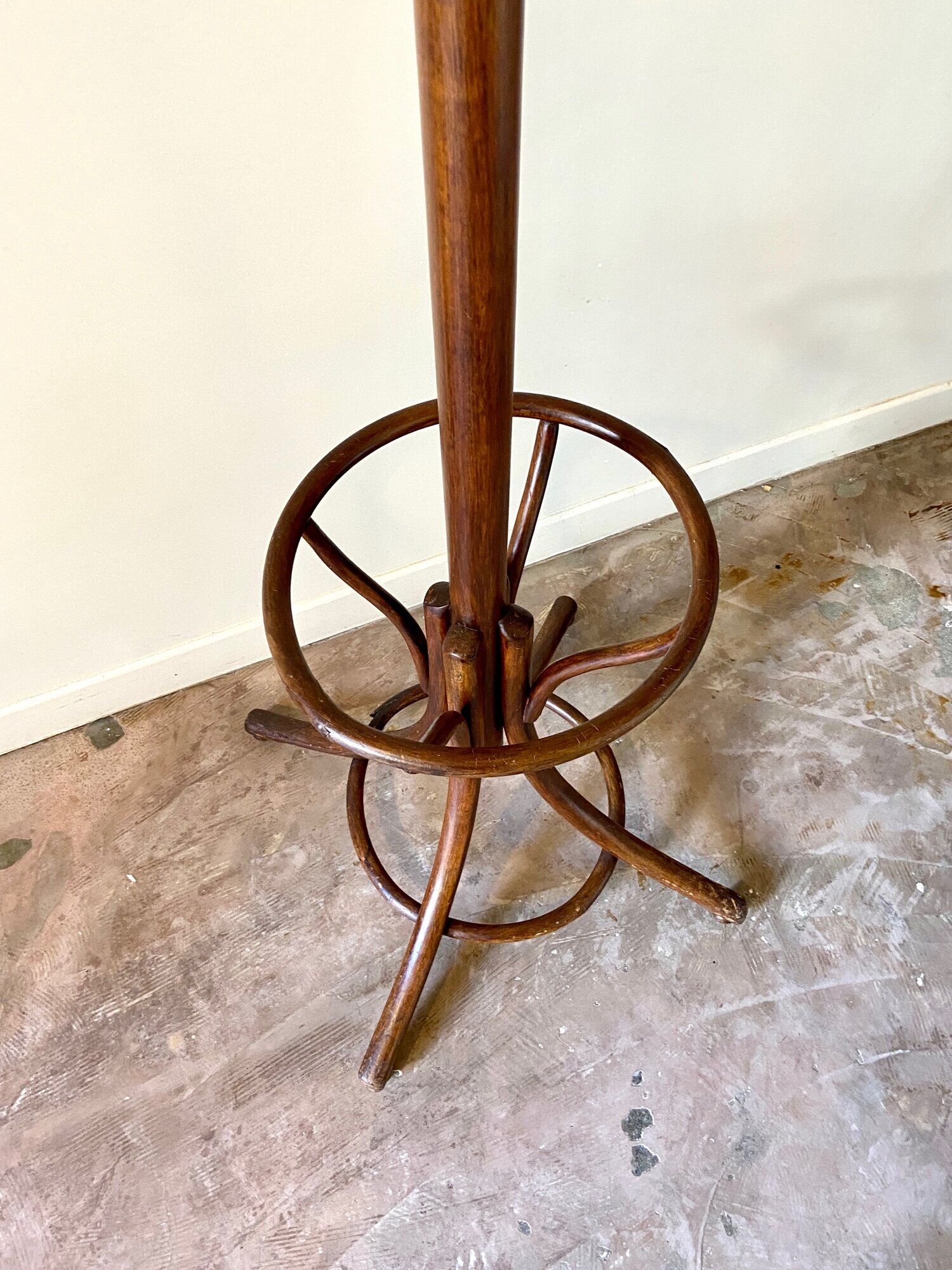 Parrot and dark arched beech coat rack