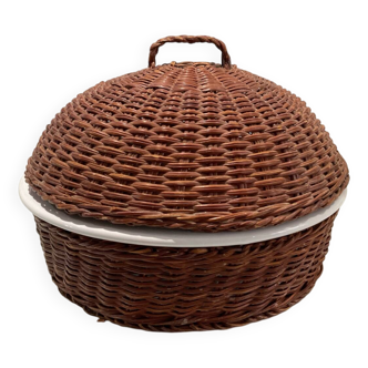 Cocotte plat chaud entourée de rotin