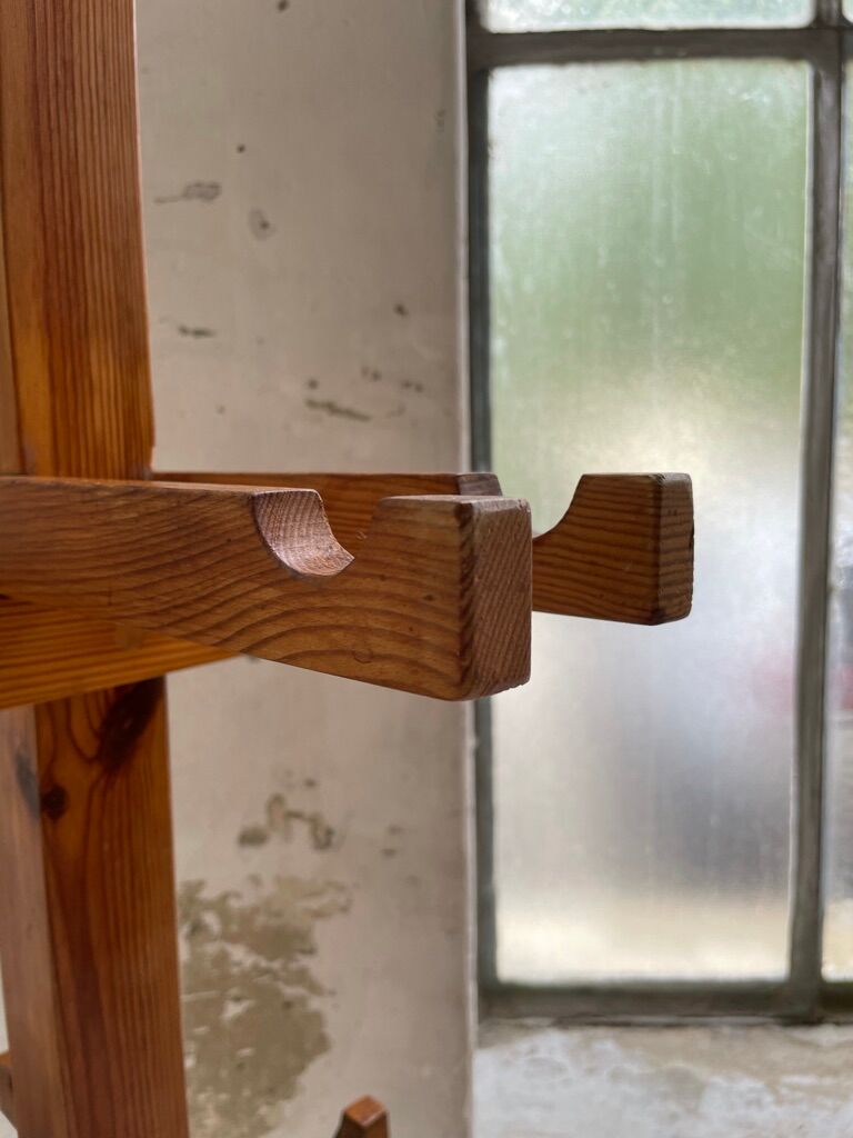 Patère wears pine coat 70