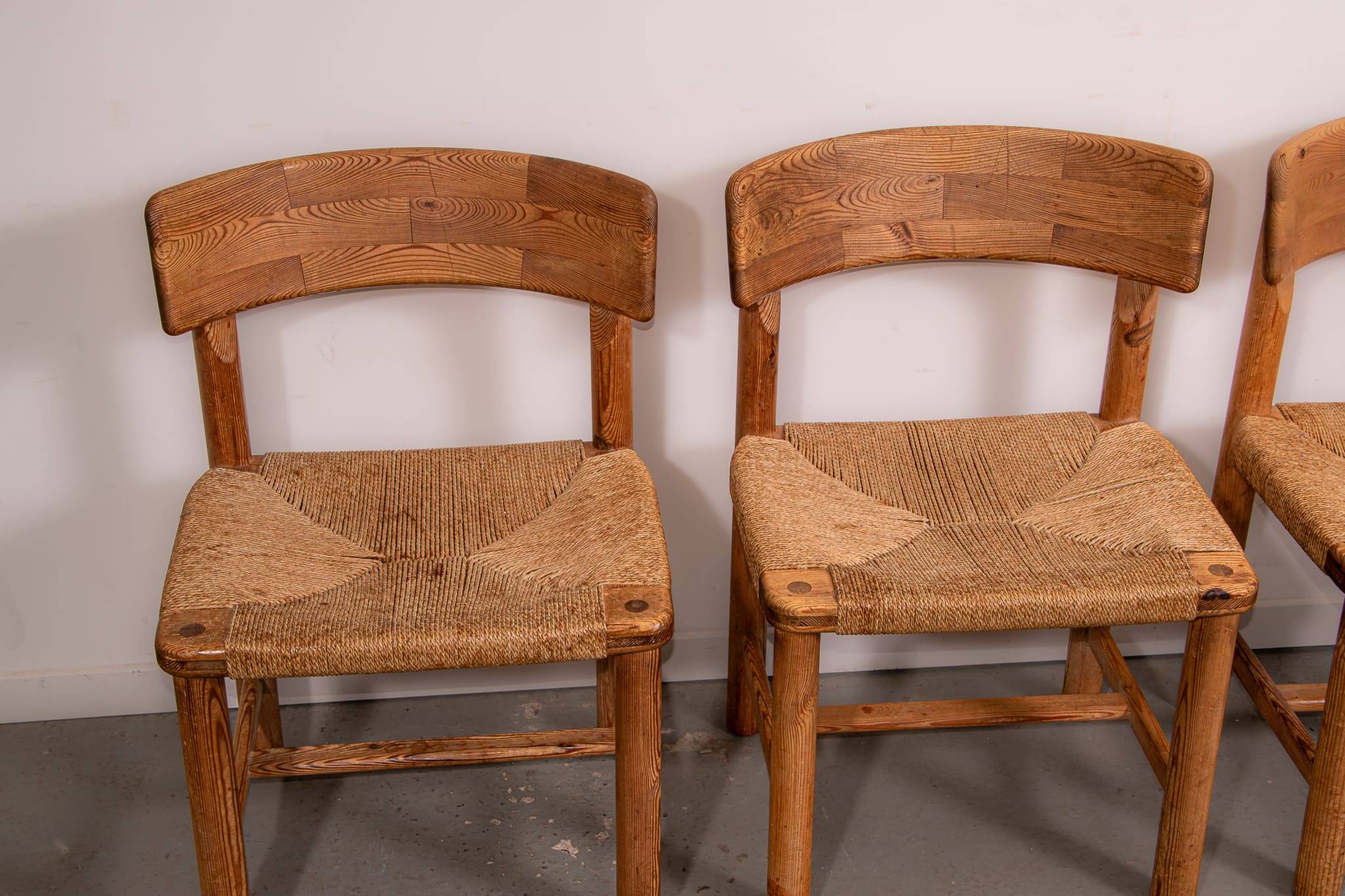Chaises en pin et en corde de Ranier Daumiller