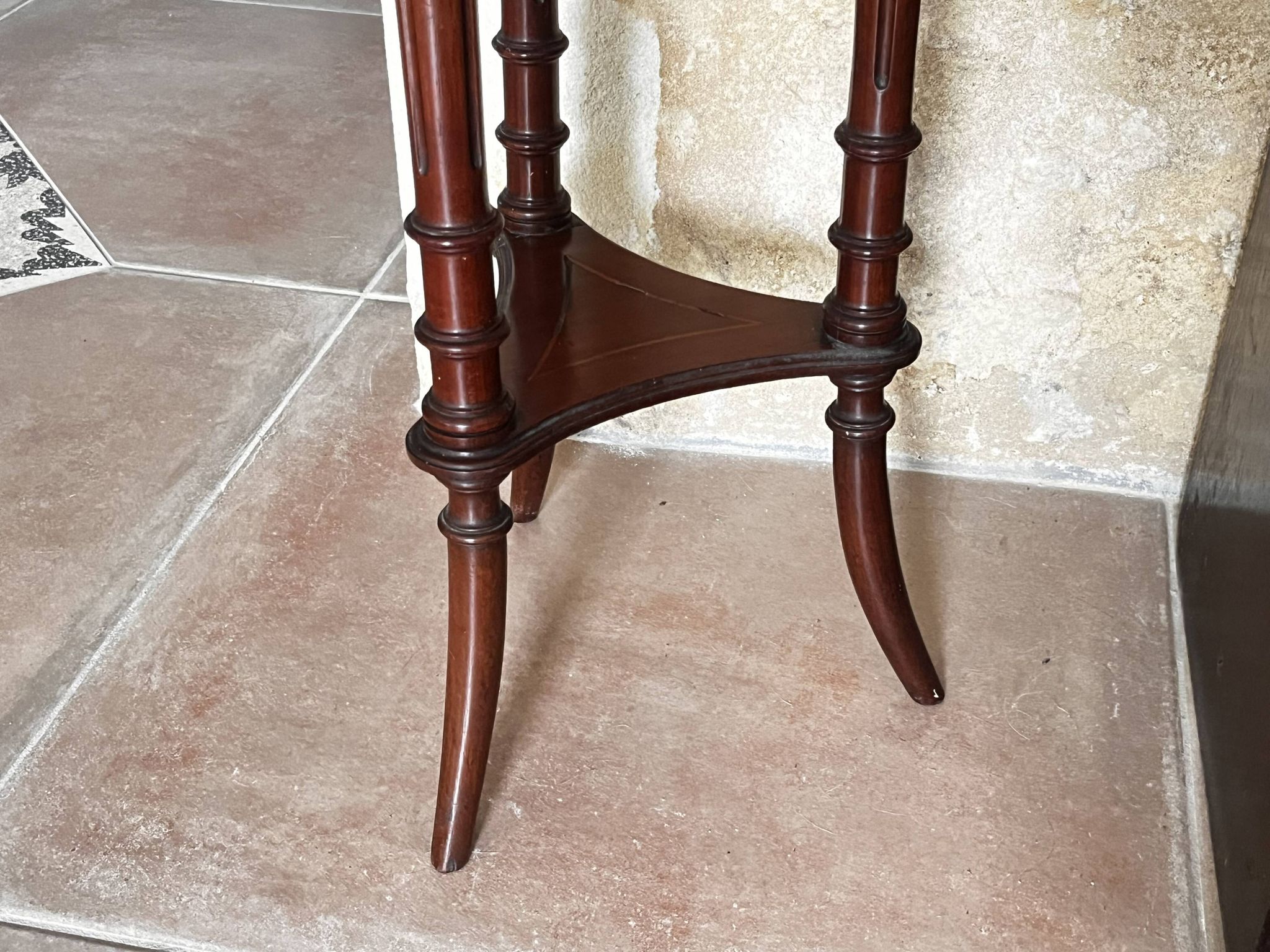 Side table / Pedestal table