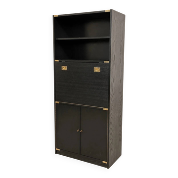 Meuble haut vintage noir style campaign avec garnitures d’angle en laiton
