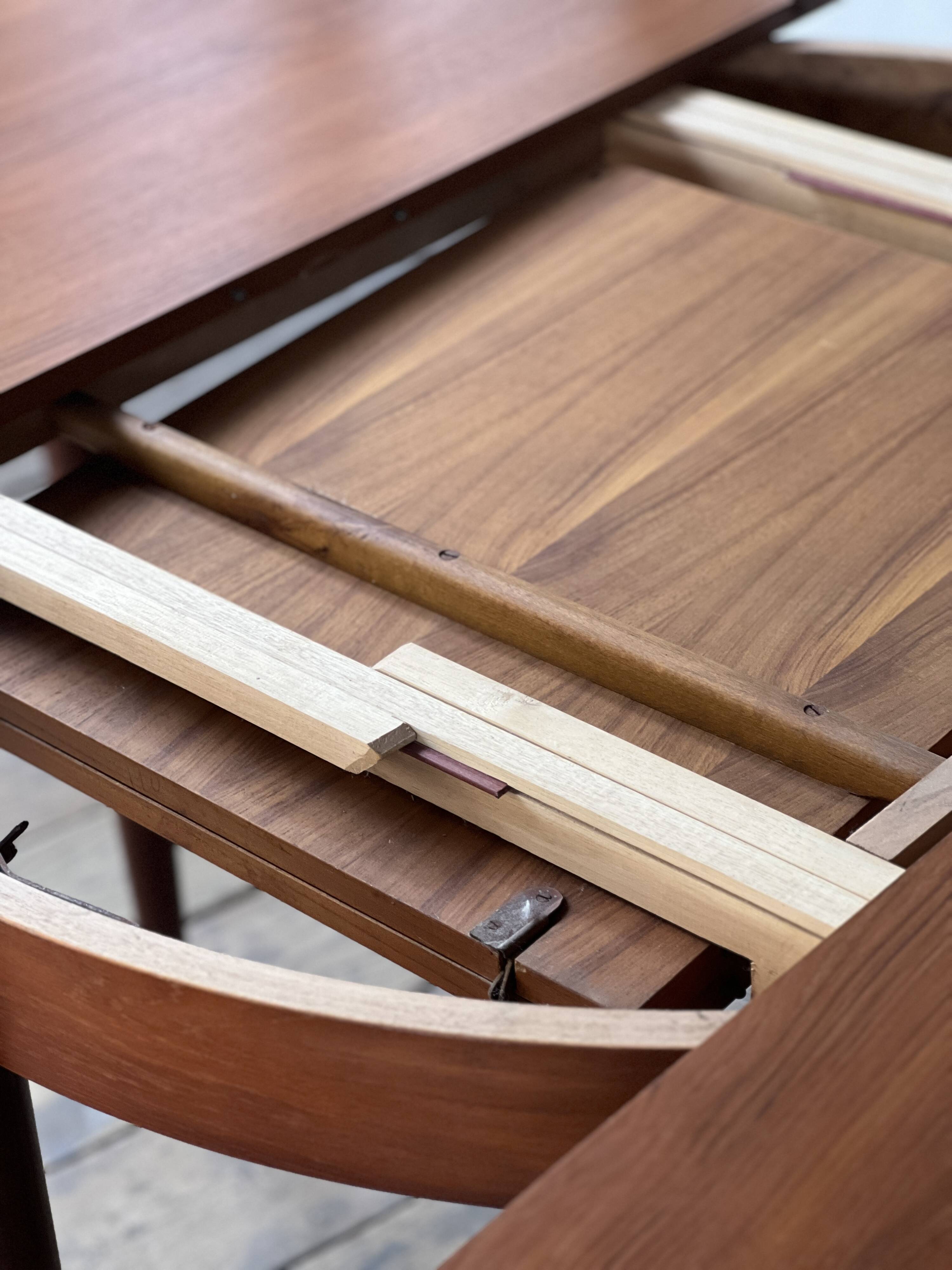 Round extendable table