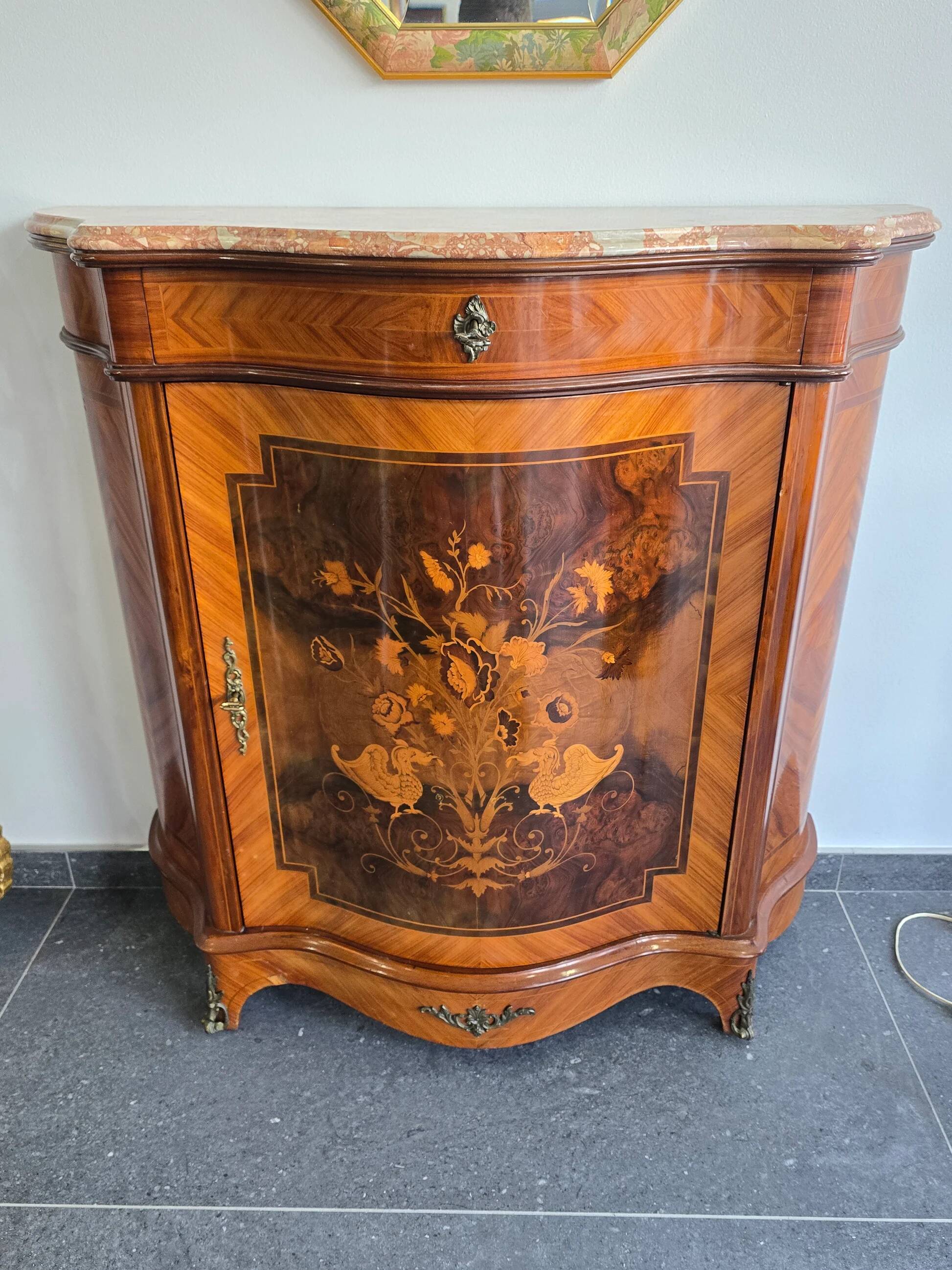 Curved support furniture in floral marquetry – Louis XV style, marble top, late 19th century.