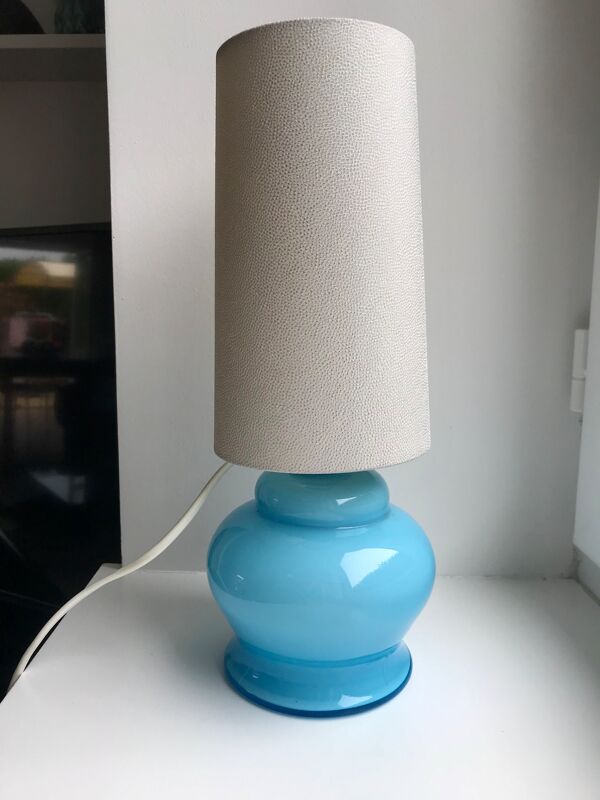 Lampe avec pieds en opaline bleu et abat-jour conique texturé années 60-70