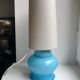 Lampe avec pieds en opaline bleu et abat-jour conique texturé années 60-70