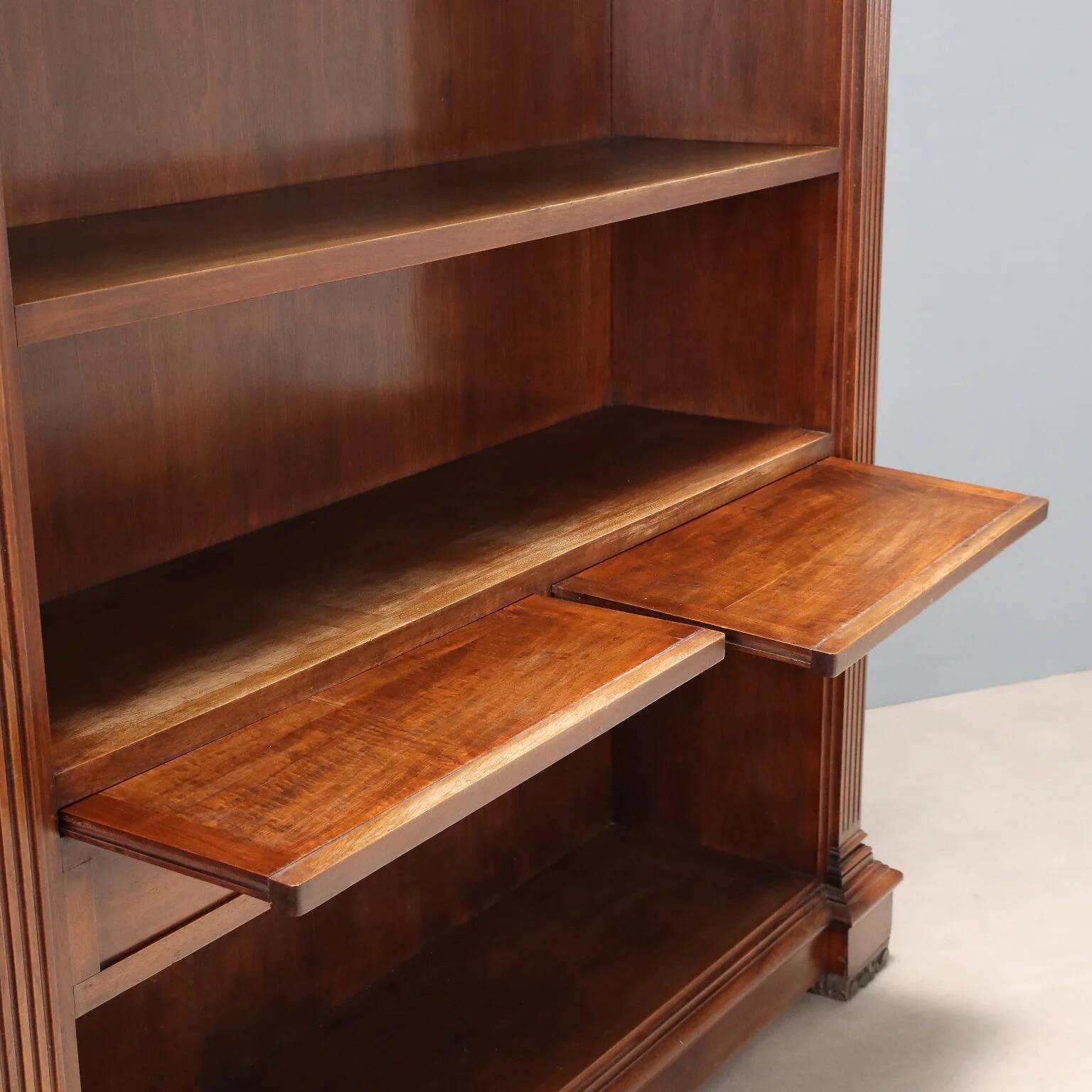 Antique walnut library with Corinthian decorations, 20th century.