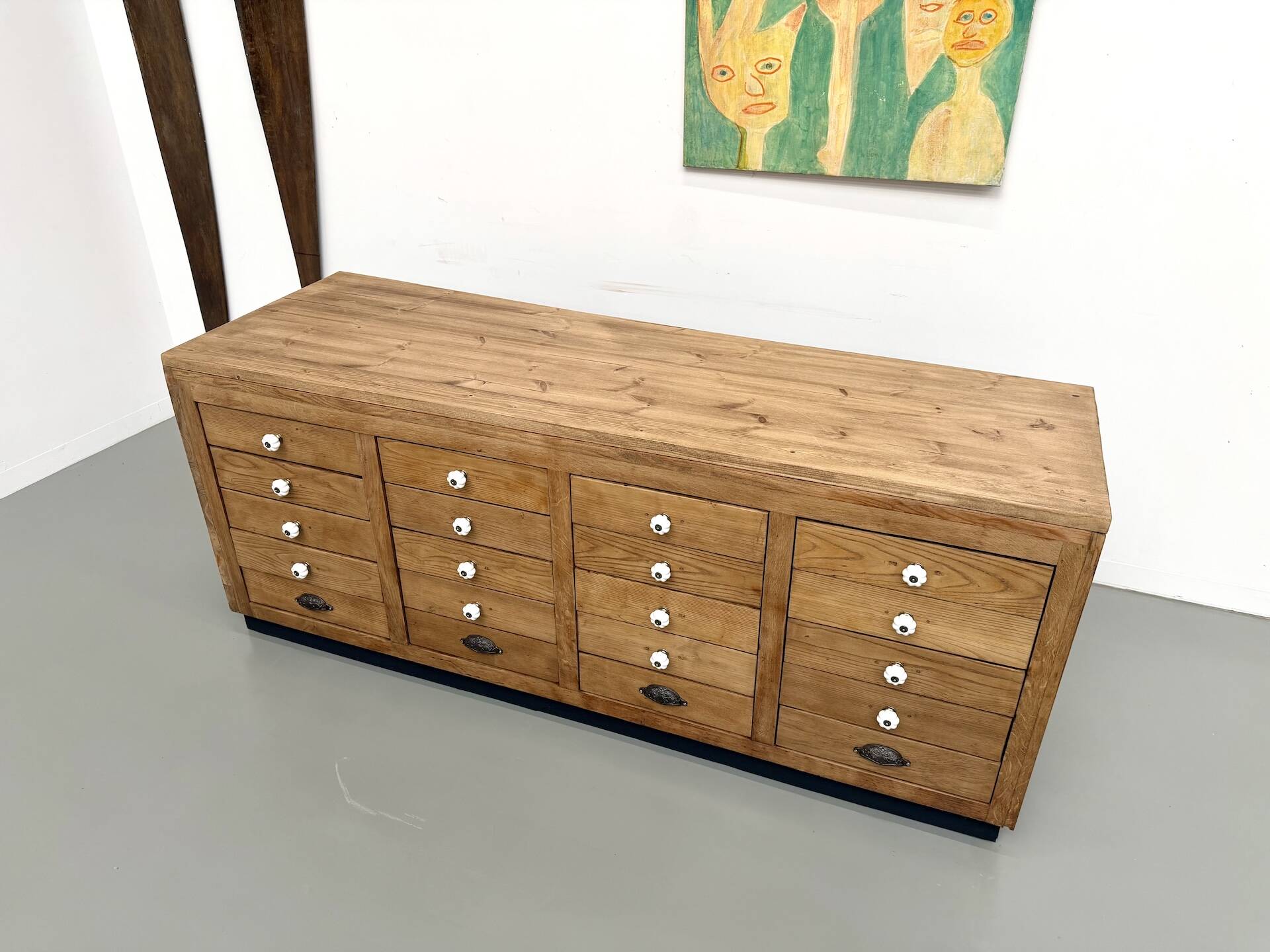 Double-sided display counter with 20 drawers