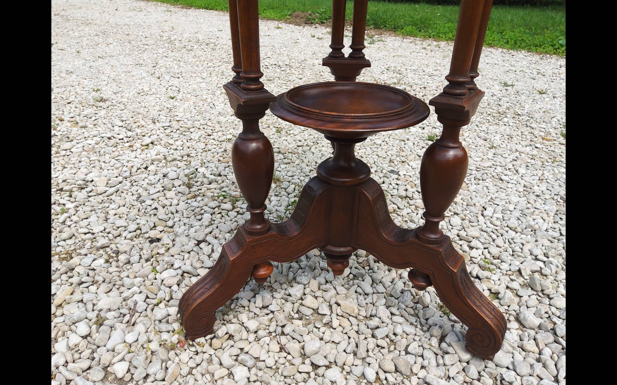 Side table in walnut