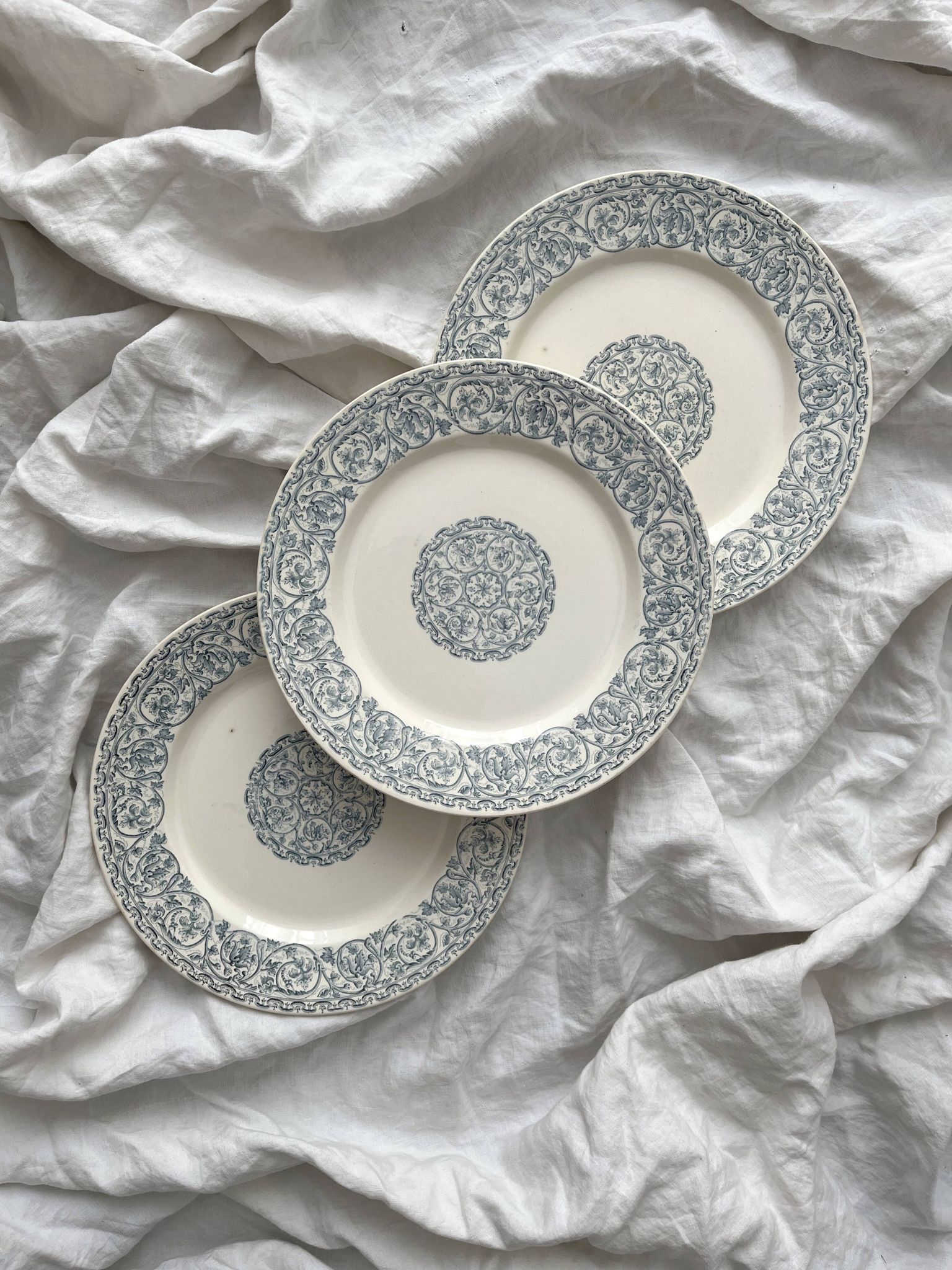 3 assiettes plates en terre de fer "Renaissance" Creil et Montereau