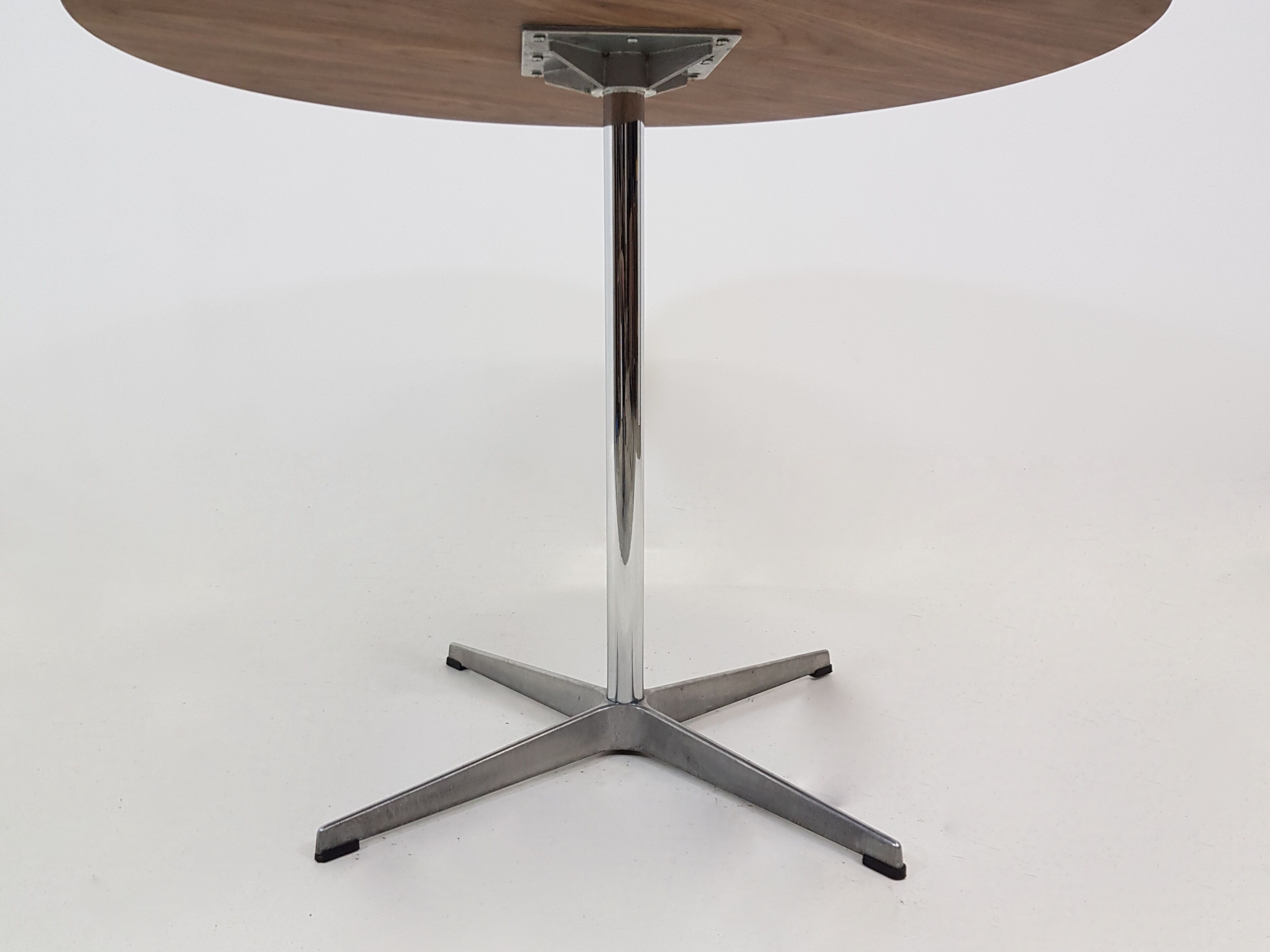 Table par Piet Hein, Arne Jacobsen et Bruno Mathsson édition Fritz Hansen