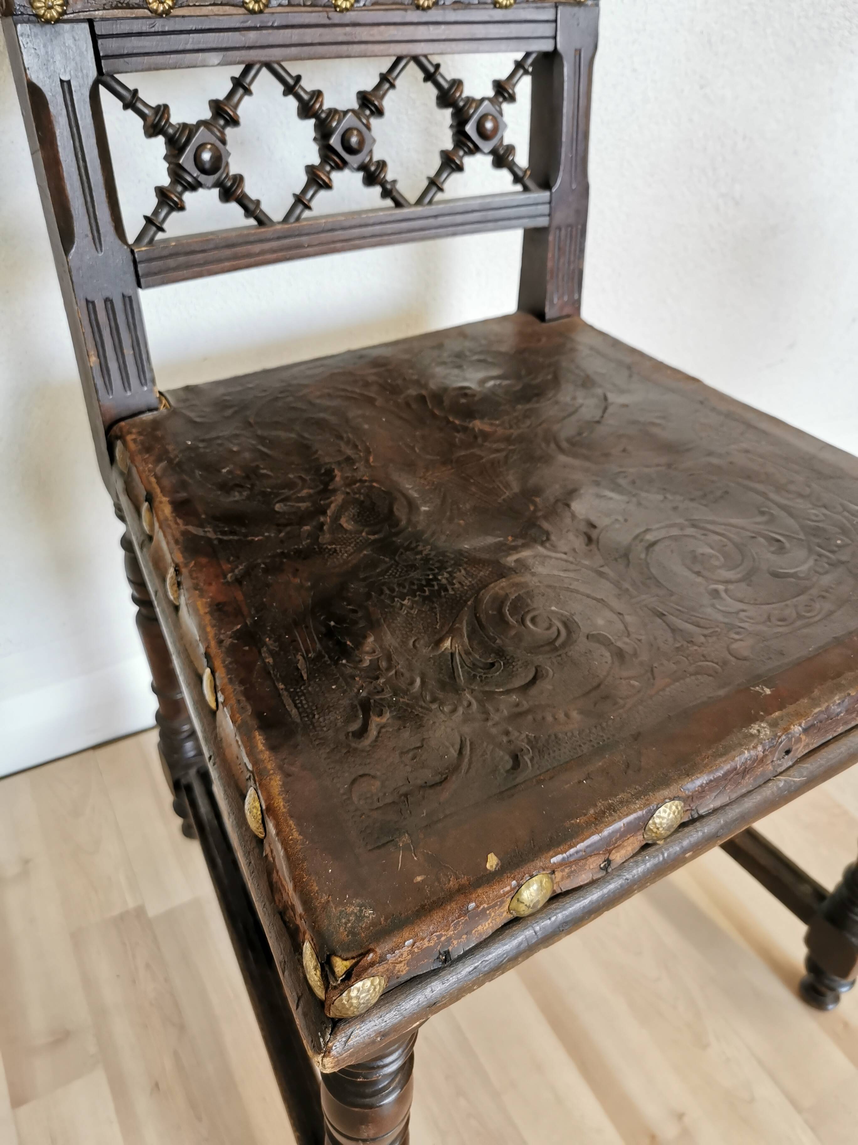 Chaise de salle à manger en cuir antique des années 1930 : base en bois sculpté, détails en métal