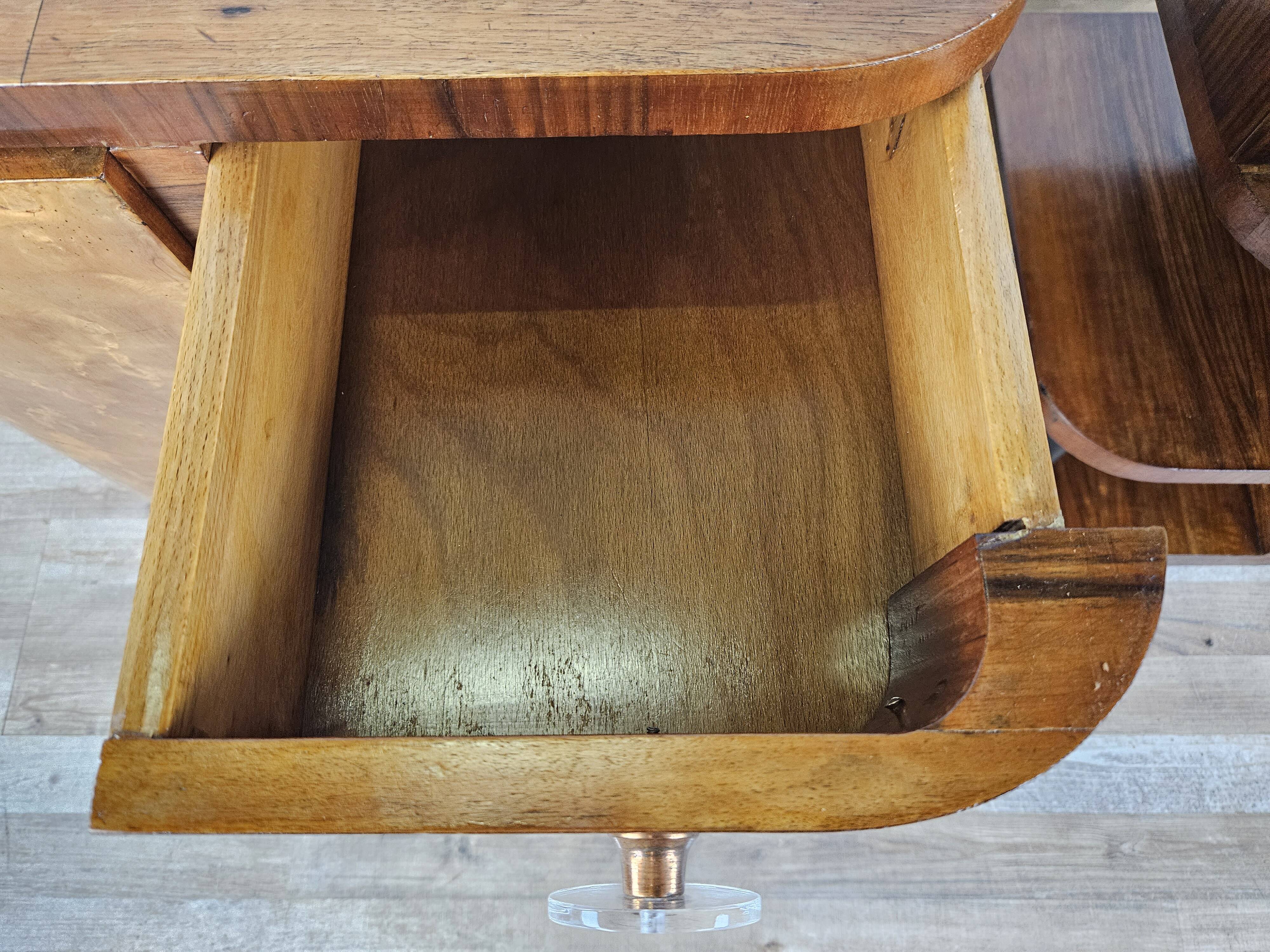 Pair of Art Decò bedside tables in walnut and thuja