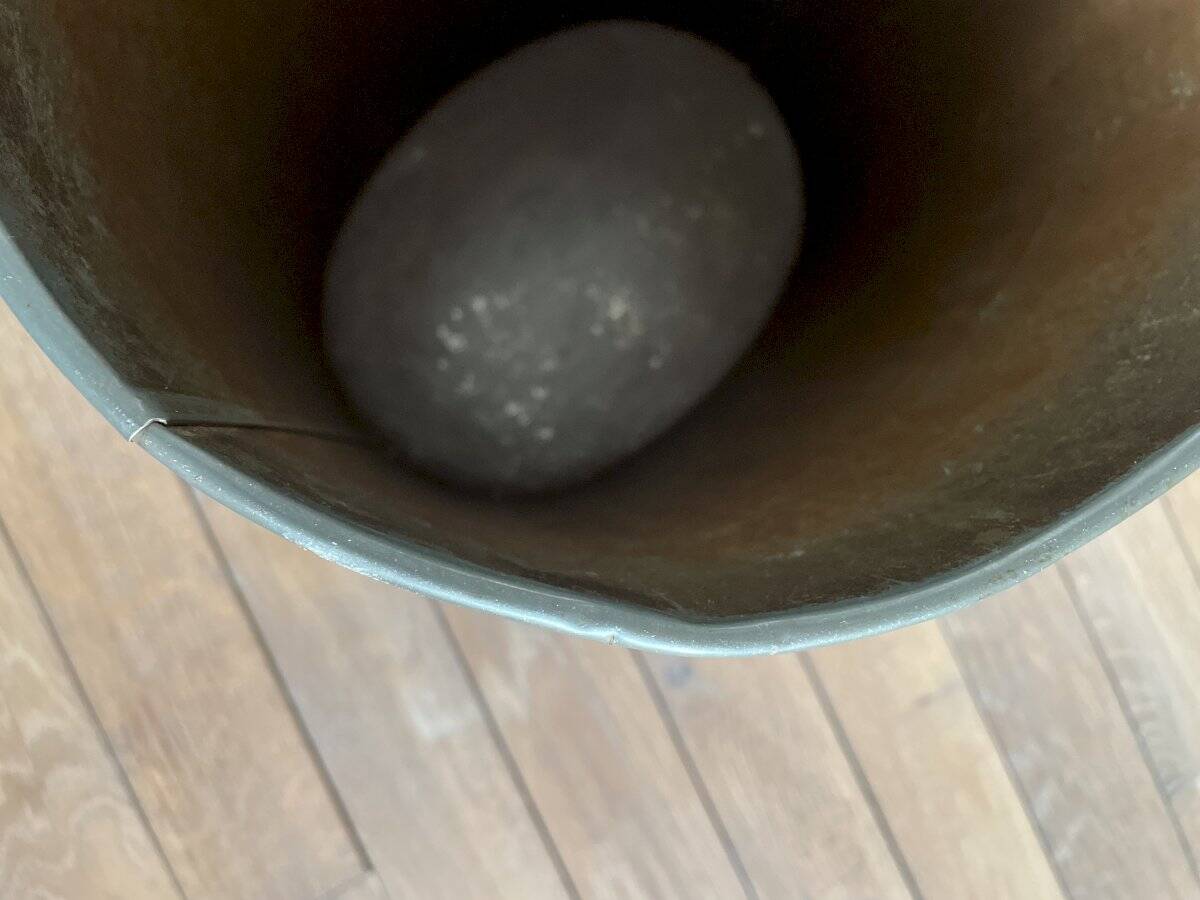 Metal wastepaper basket with Paris decor