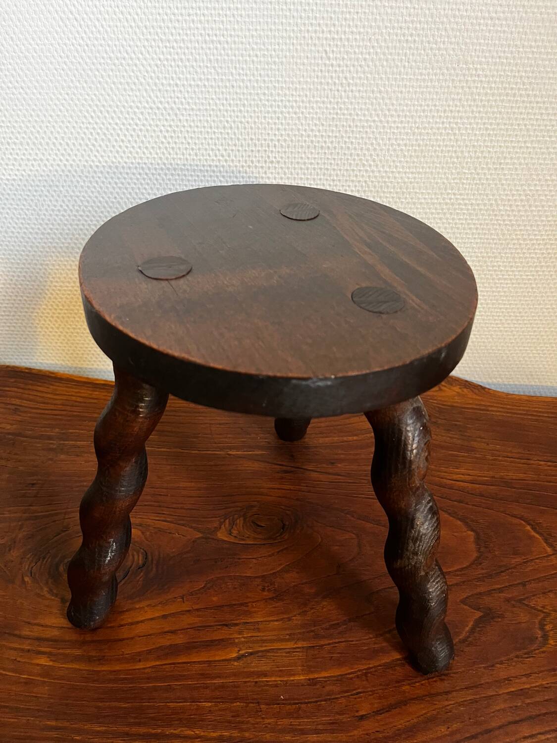 Tabouret tripode en bois tourné