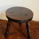 Tabouret tripode en bois tourné