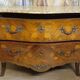 Commode galbée de style Louis XV en marqueterie