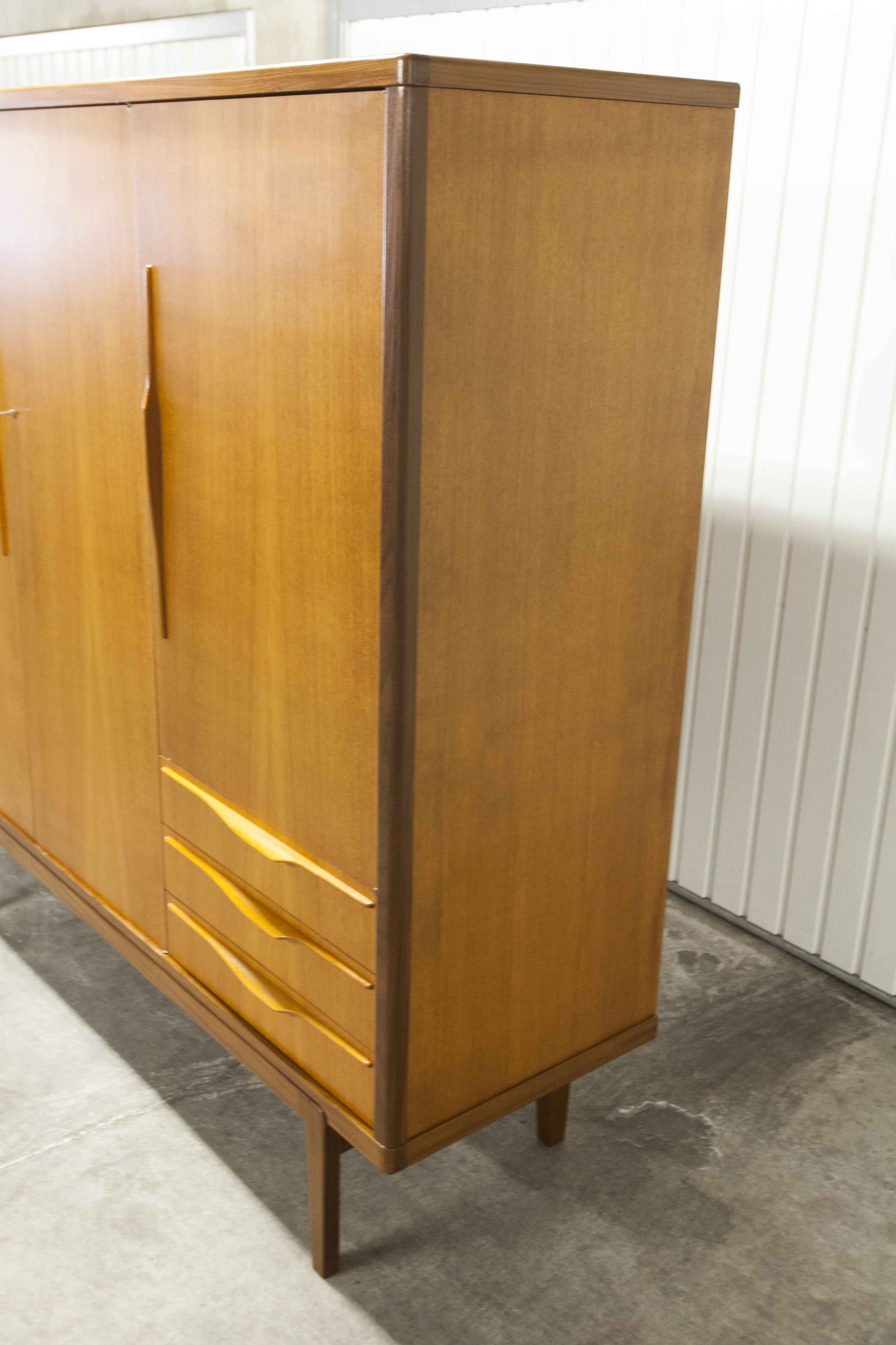 Armoire scandinave en teck 1969 NF Ameublement 202
