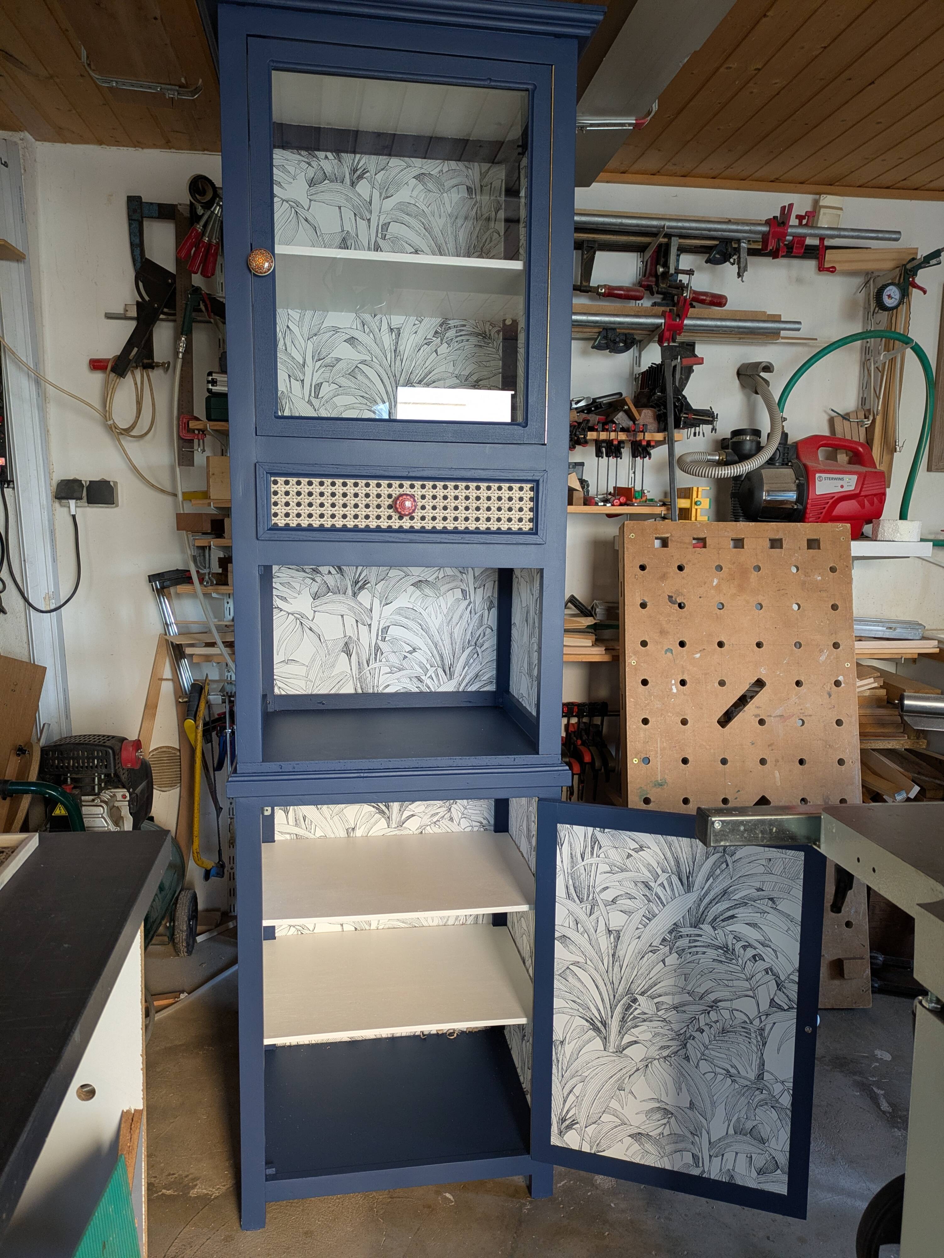 Desk and column furniture